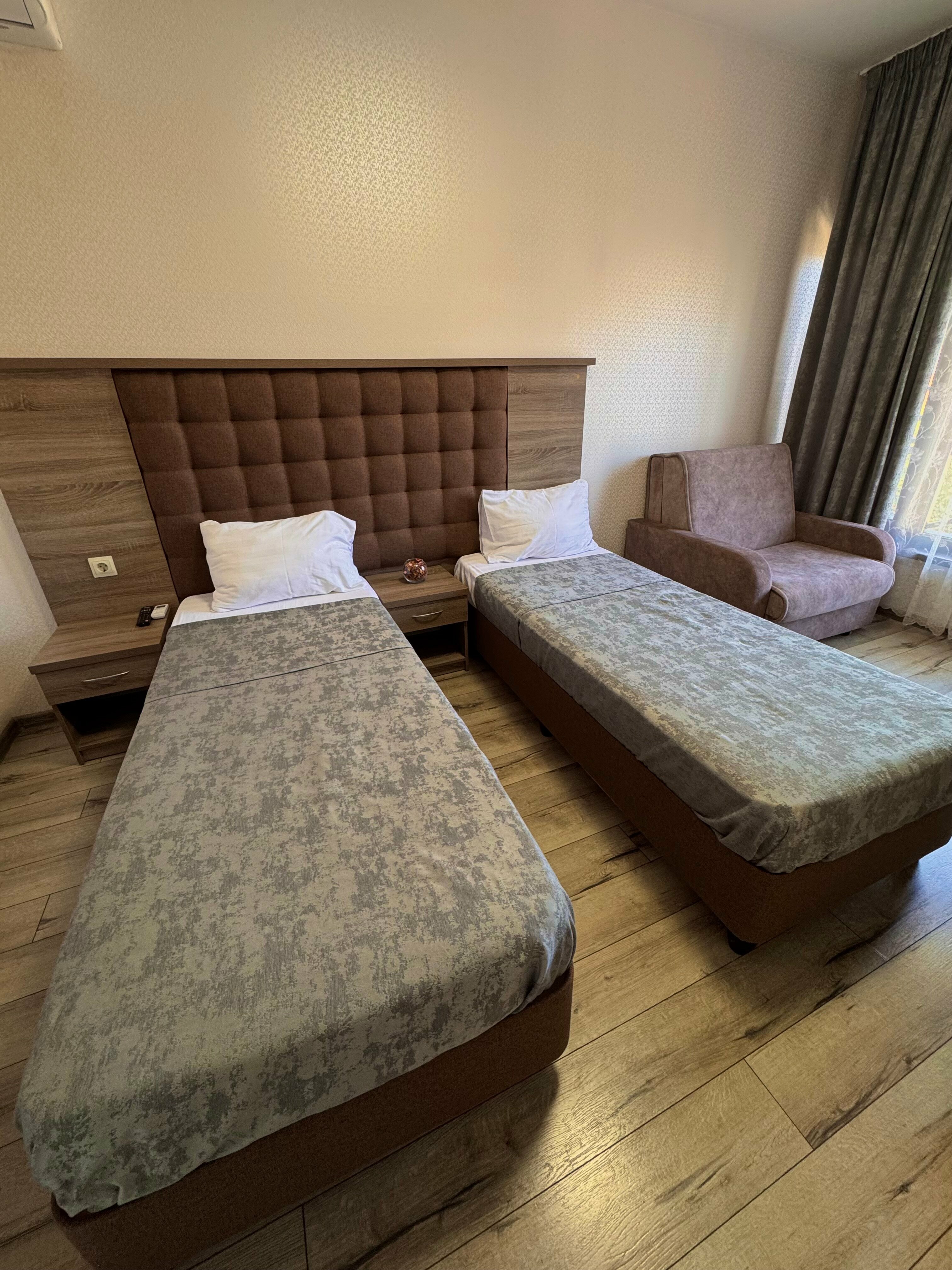 Трехместный номер с видом на горы