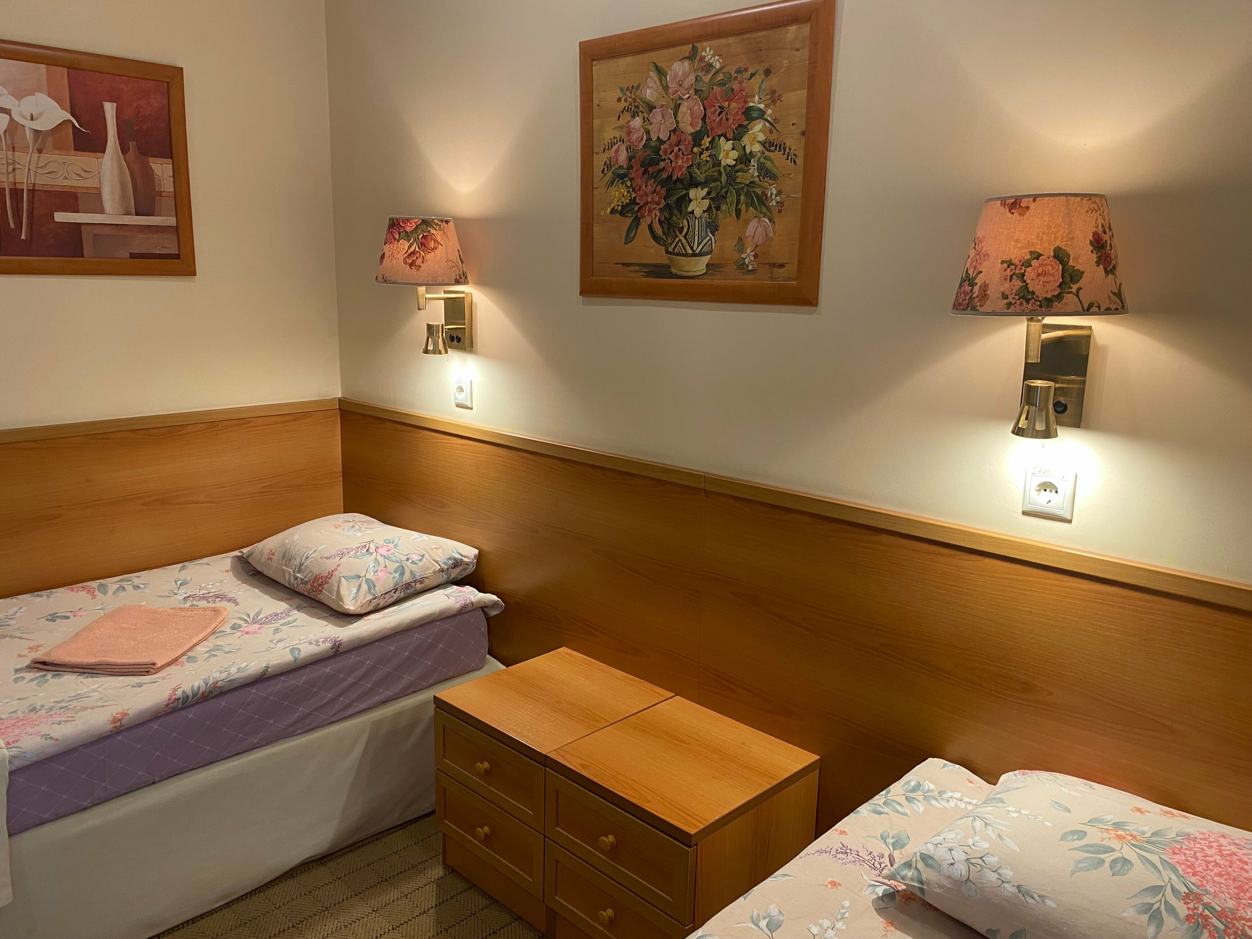 Двухместный номер эконом-класса с 2 отдельными кроватями