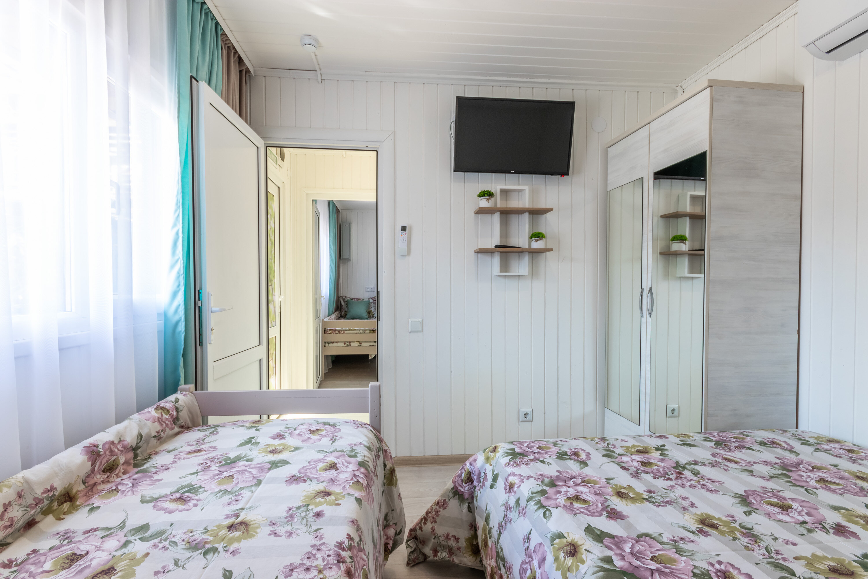 Домик шестиместный двухкомнатный