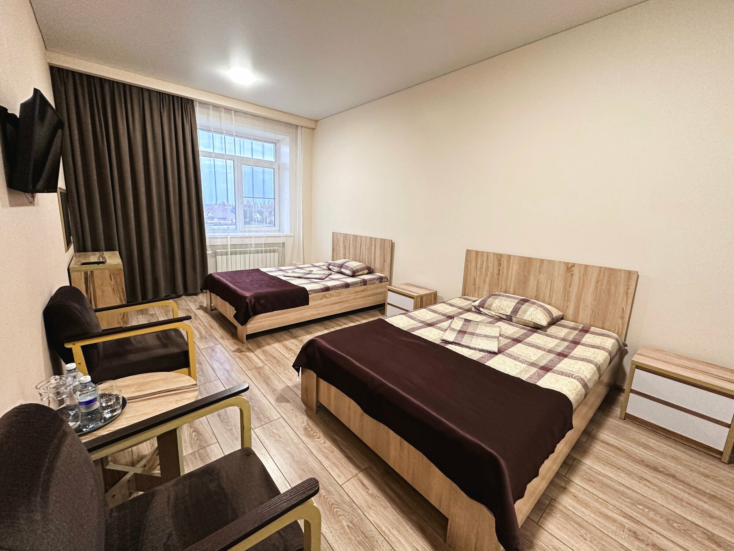 Стандартный двухместный номер с 2 отдельными кроватями и общей ванной комнатой