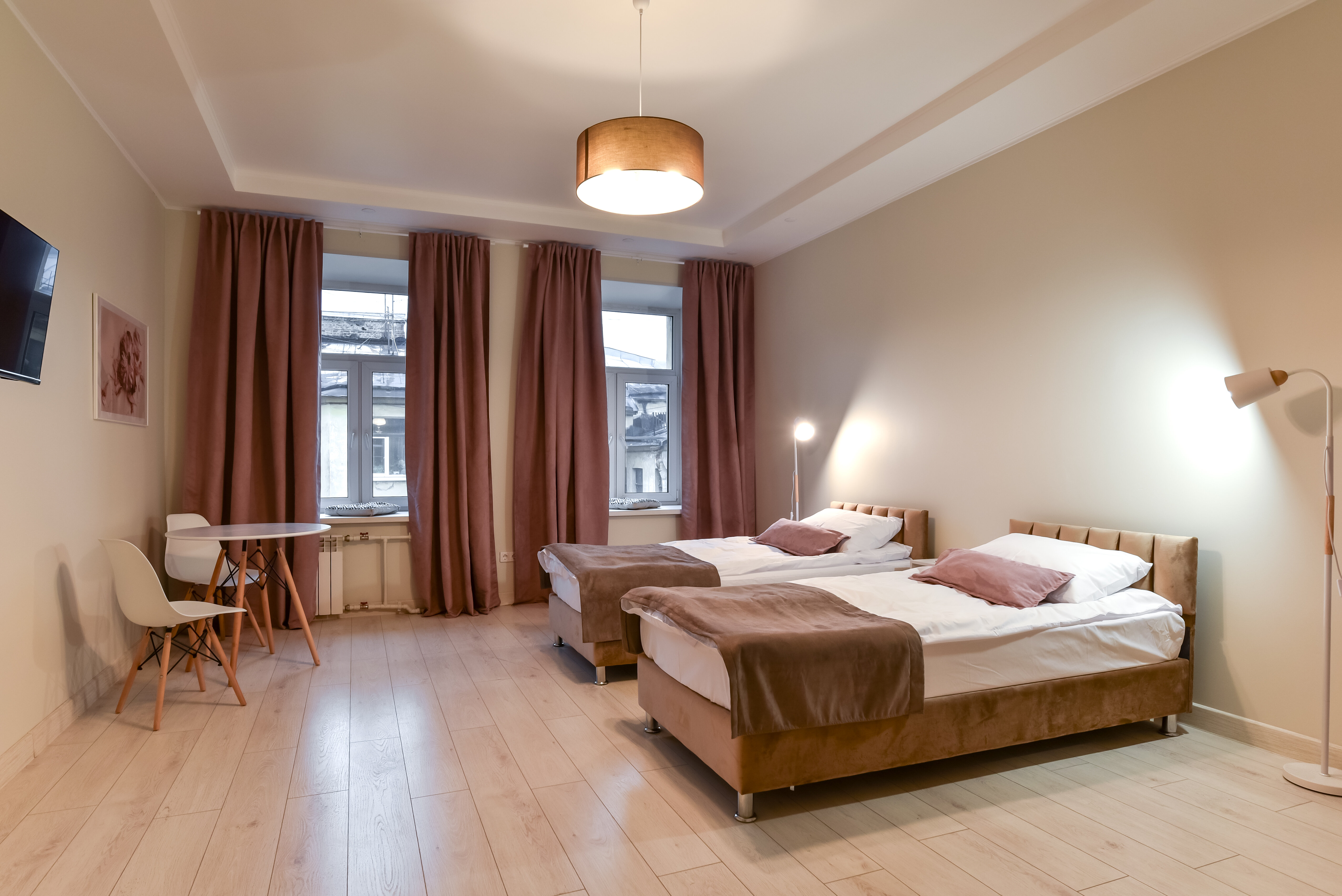 Просторный номер с двумя кроватями и диваном с общей ванной комнатой (макс 4 чел.)