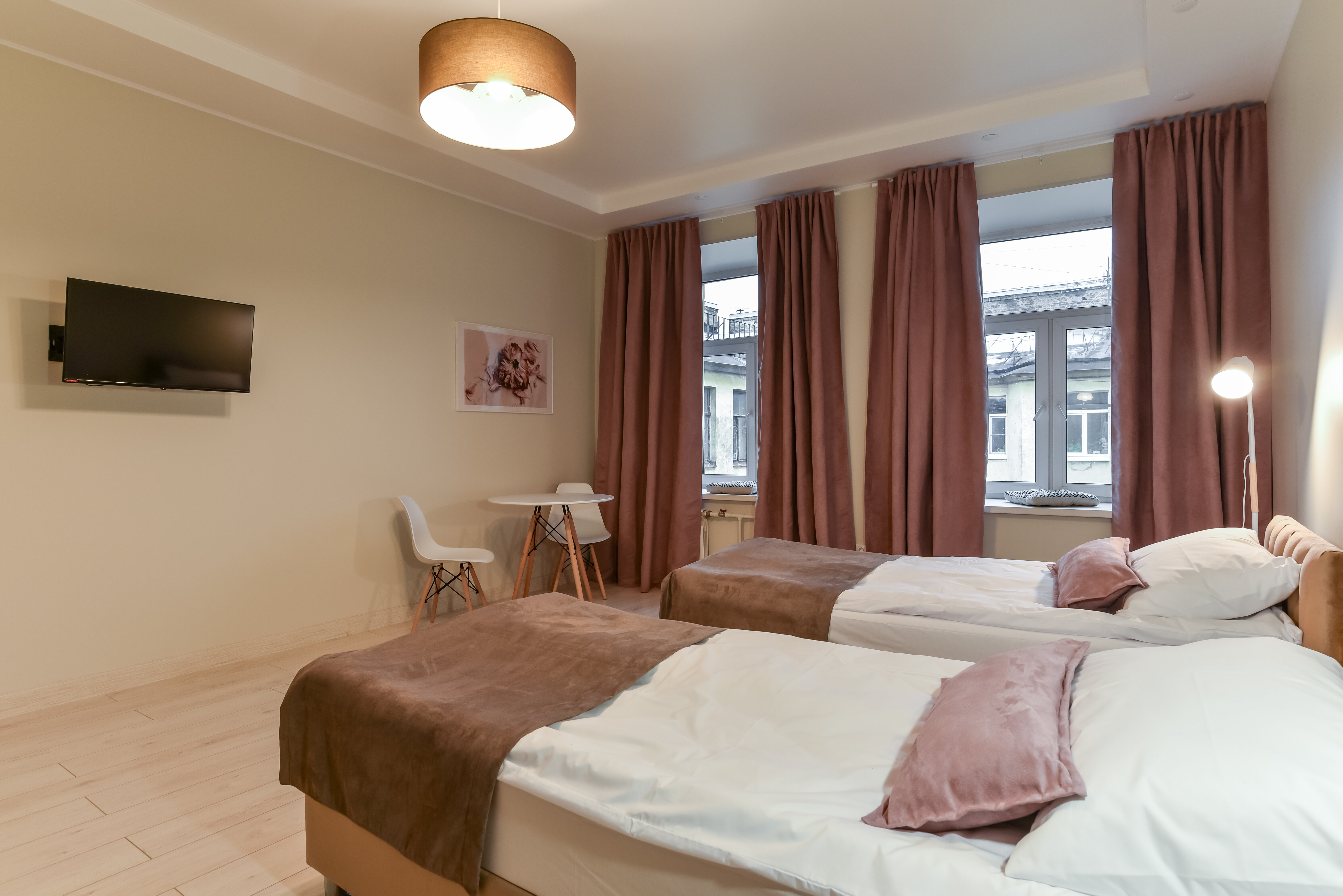 Просторный номер с двумя кроватями и диваном с общей ванной комнатой (макс 4 чел.)