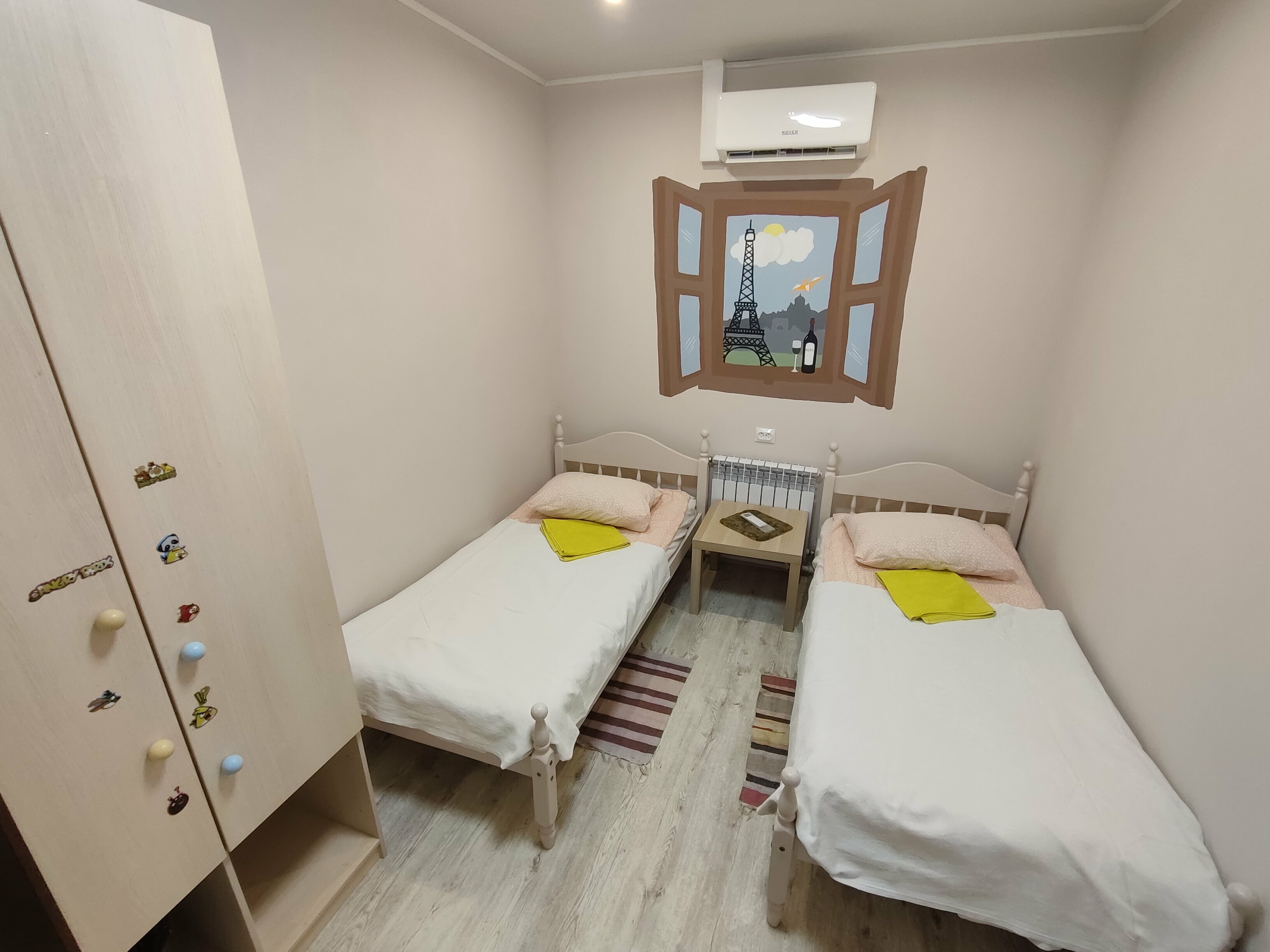 "Окно в Париж", комната, эконом без окна с кондиционером, двухместная, односпальные кровати, Wi-Fi, удобства на 5 комнат, 12 кв/м, 2 этаж