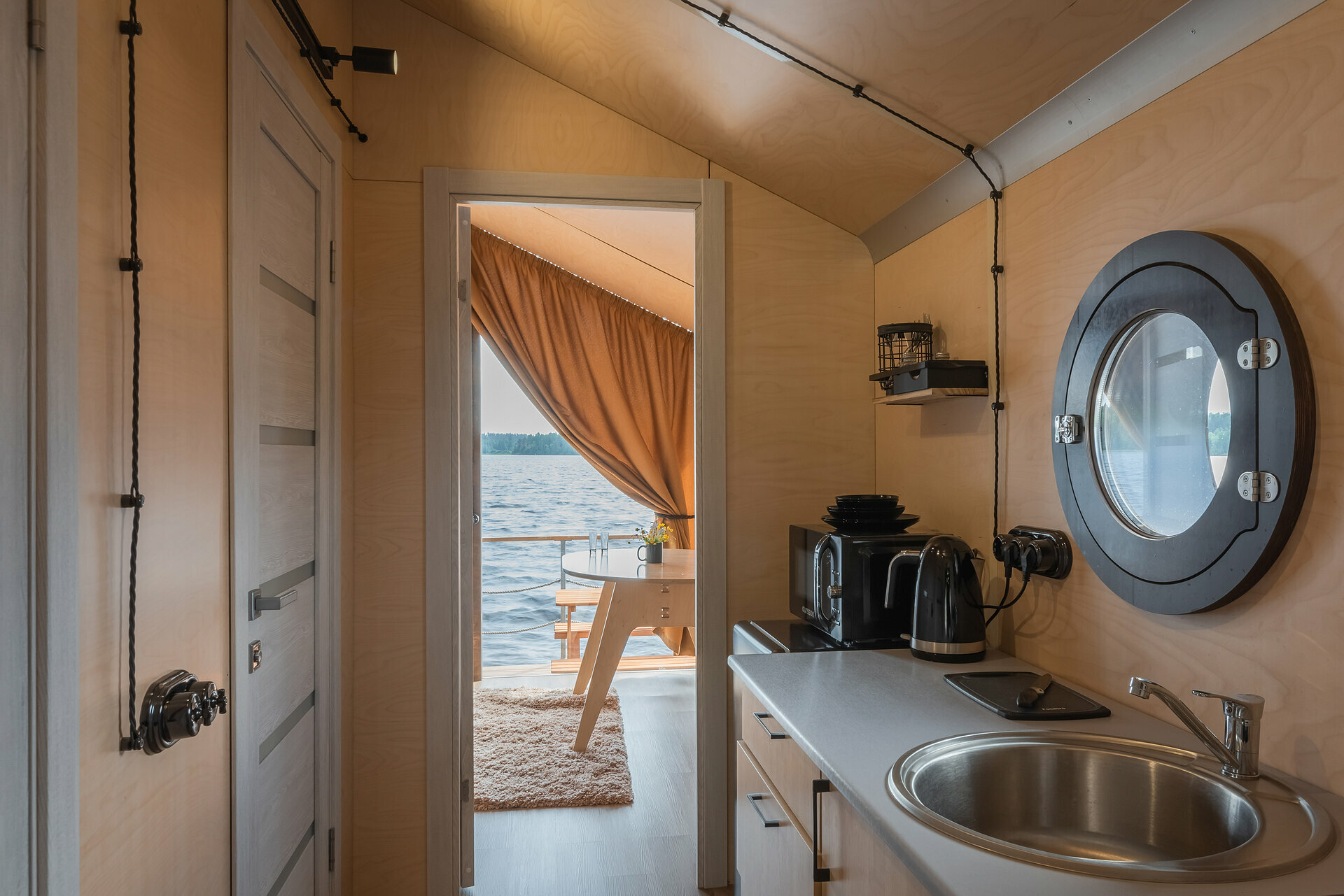 Хаусбот на воде двухкомнатный