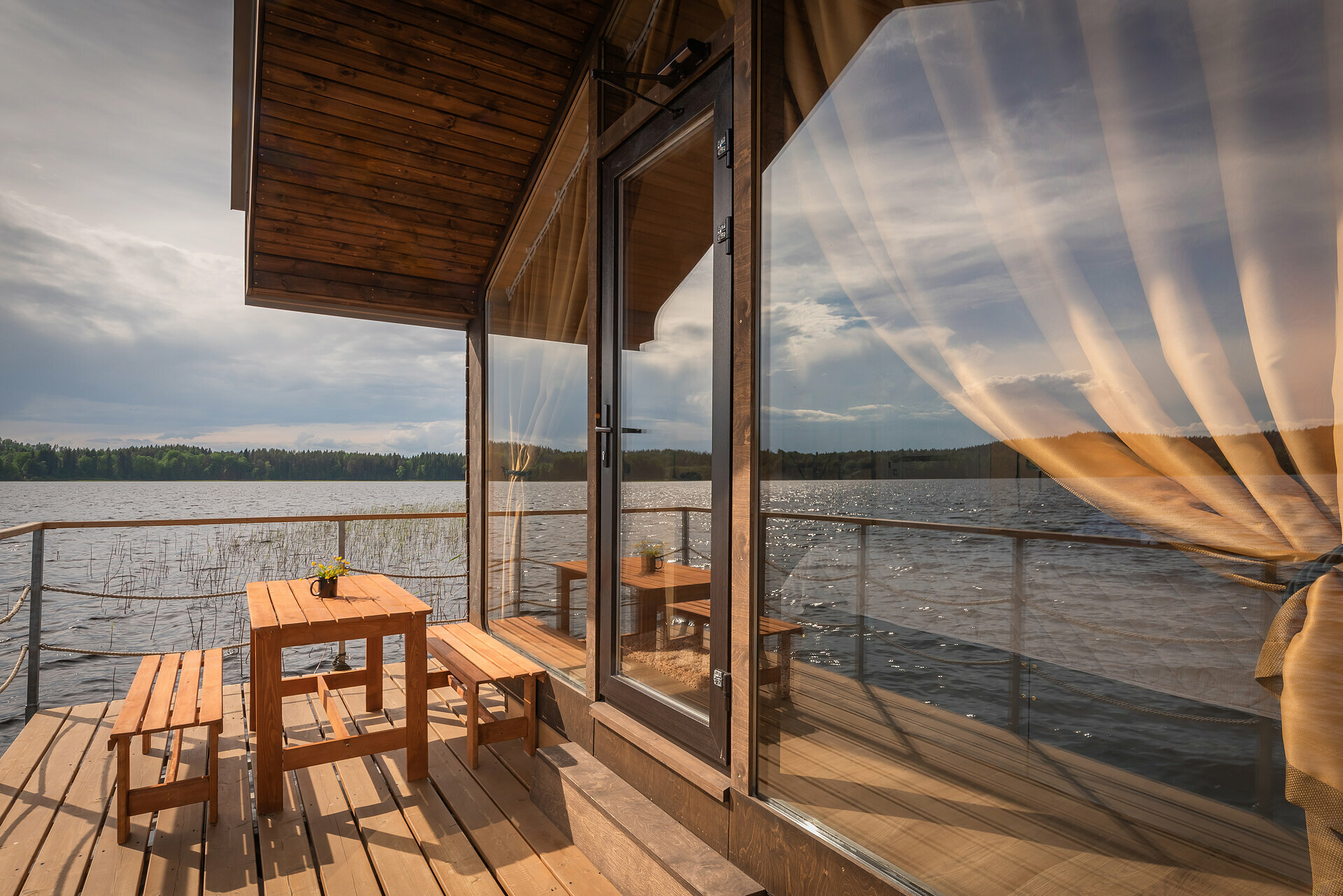 Хаусбот на воде двухкомнатный