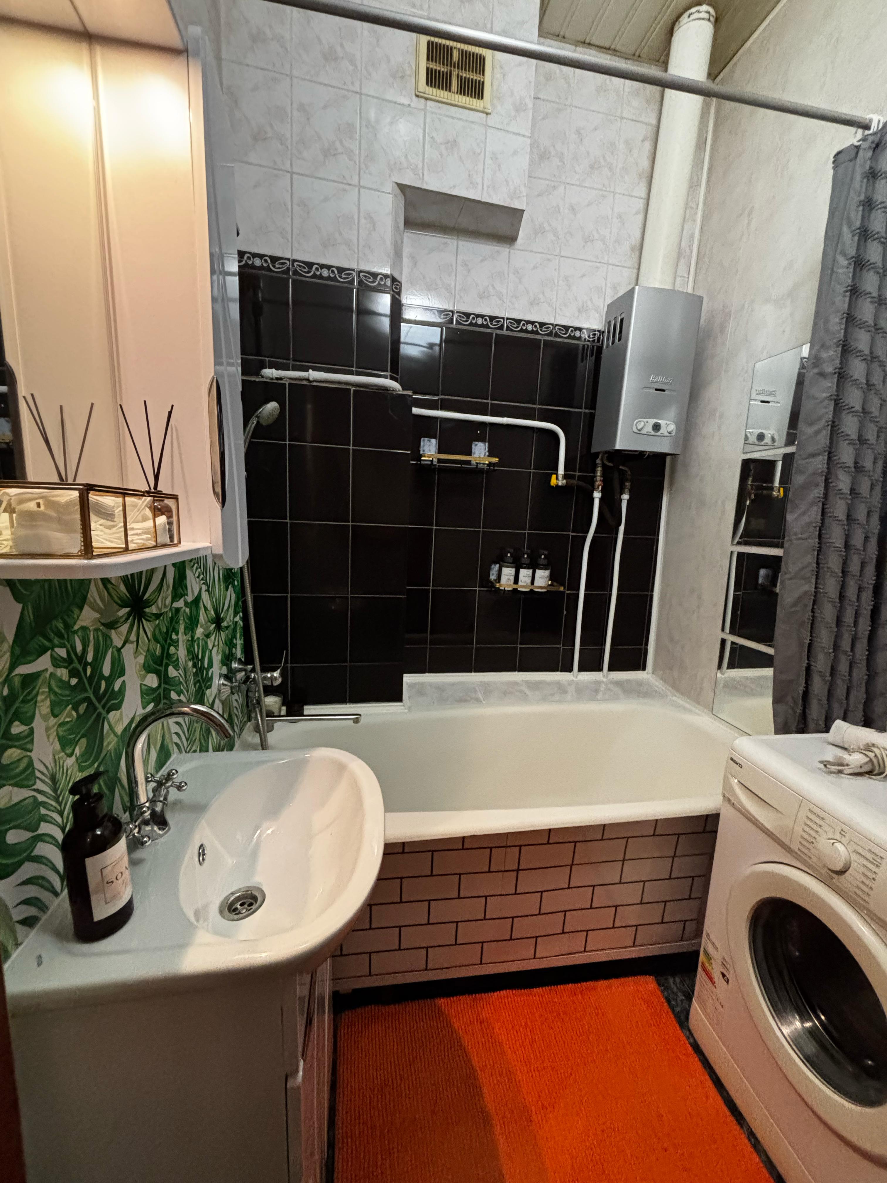 Двухместный номер с двуспальной кроватью и дополнительным спальным местом (общая ванная)