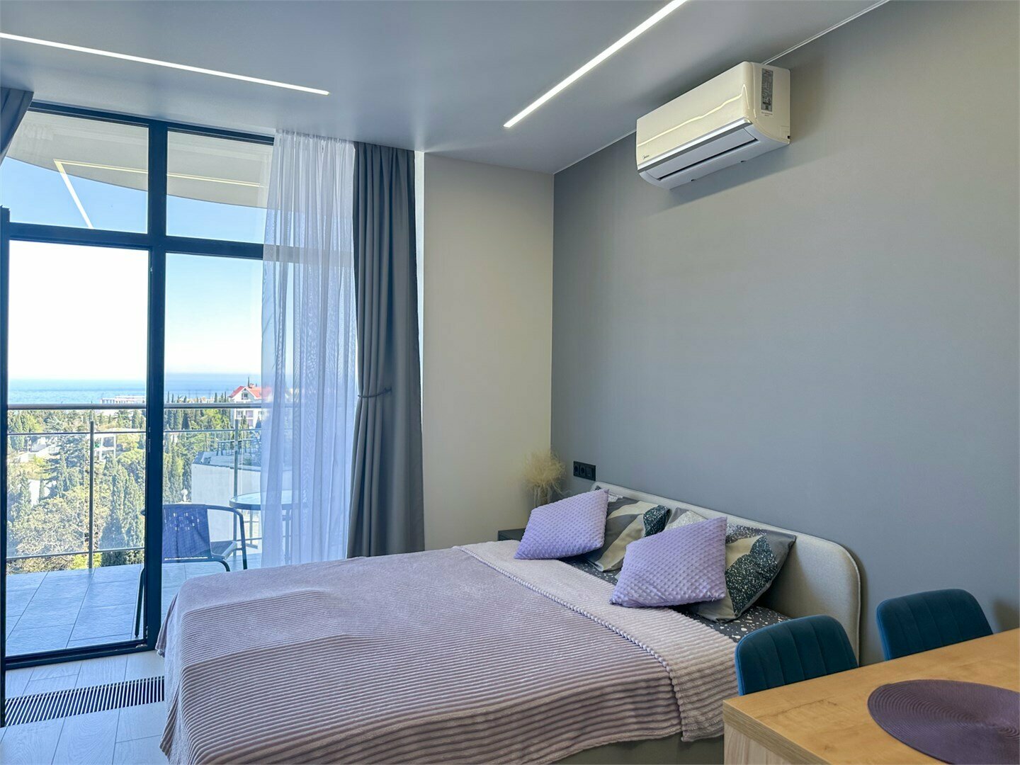 Дизайнерская студия LS-HI-TECH EMOTION светлые эмоции лета в Алуште - вид на море со 2 этажа