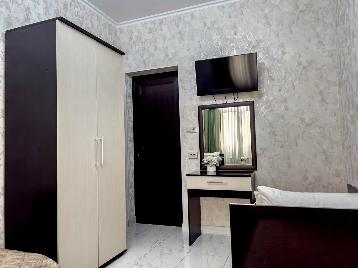 Бюджетный с ванной комнатой на этаже