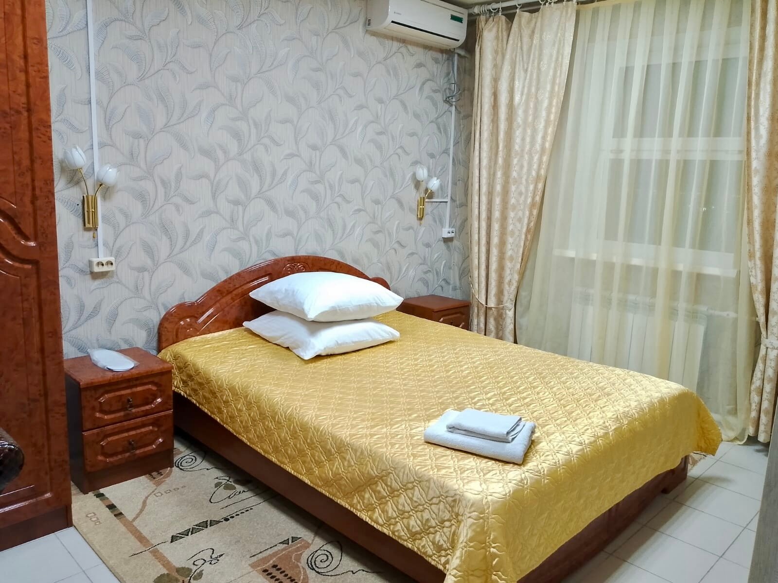 Двухместный номер с одной большой двуспальной кроватью, полулюкс, второй категории