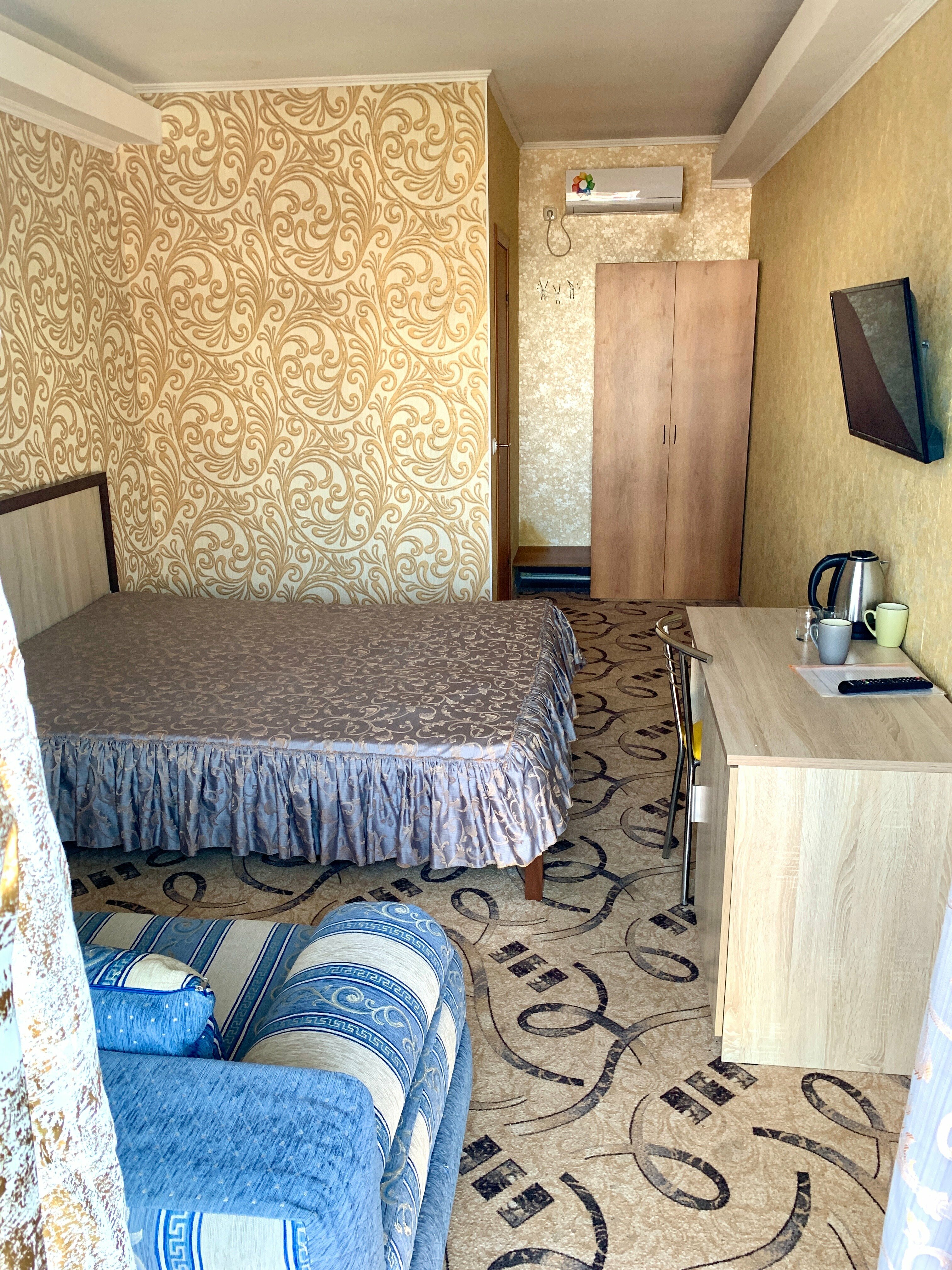 Двухместный номер с двуспальной кроватью и дополнительной кроватью