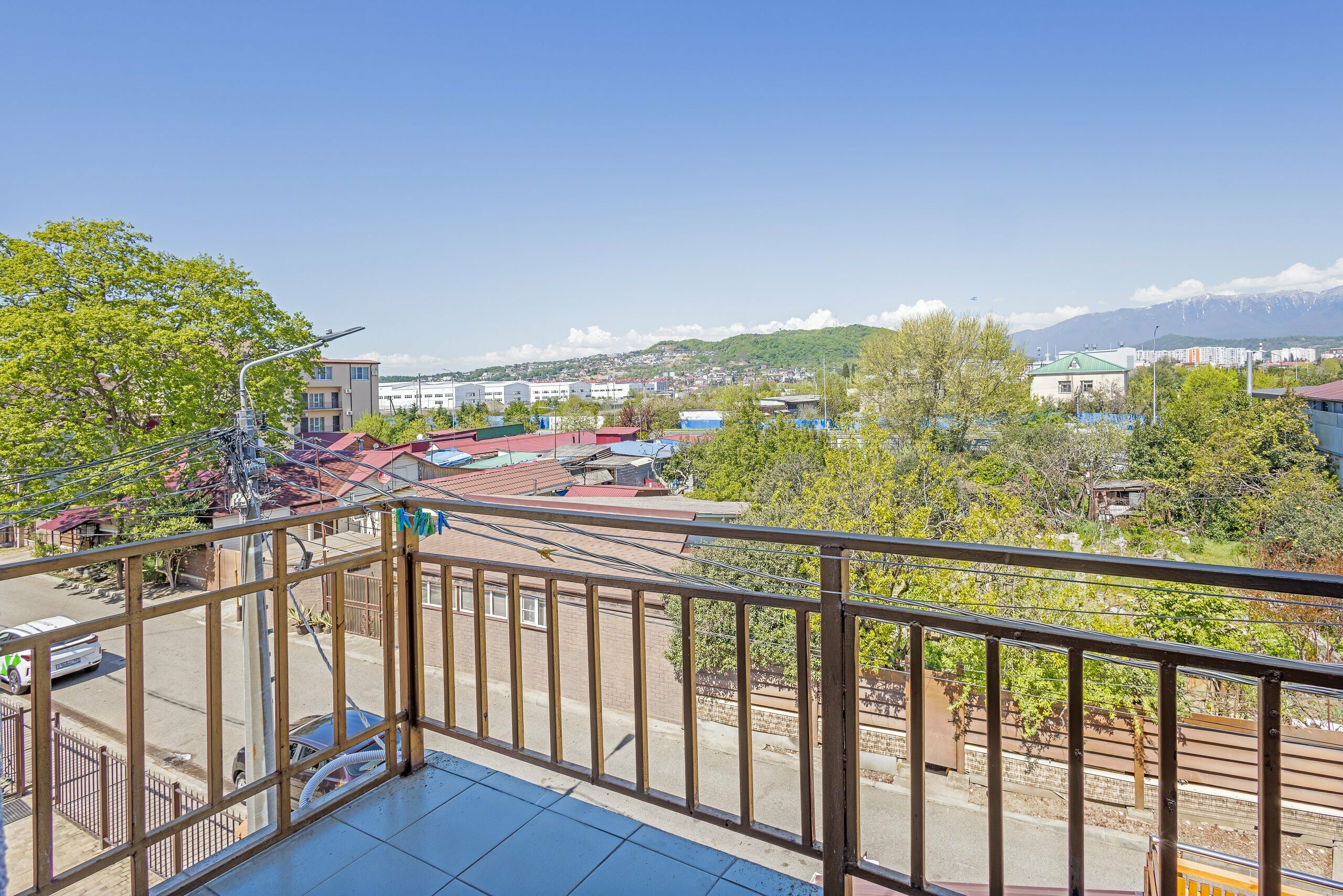 Трехместный полулюкс с балконом с видом на горы