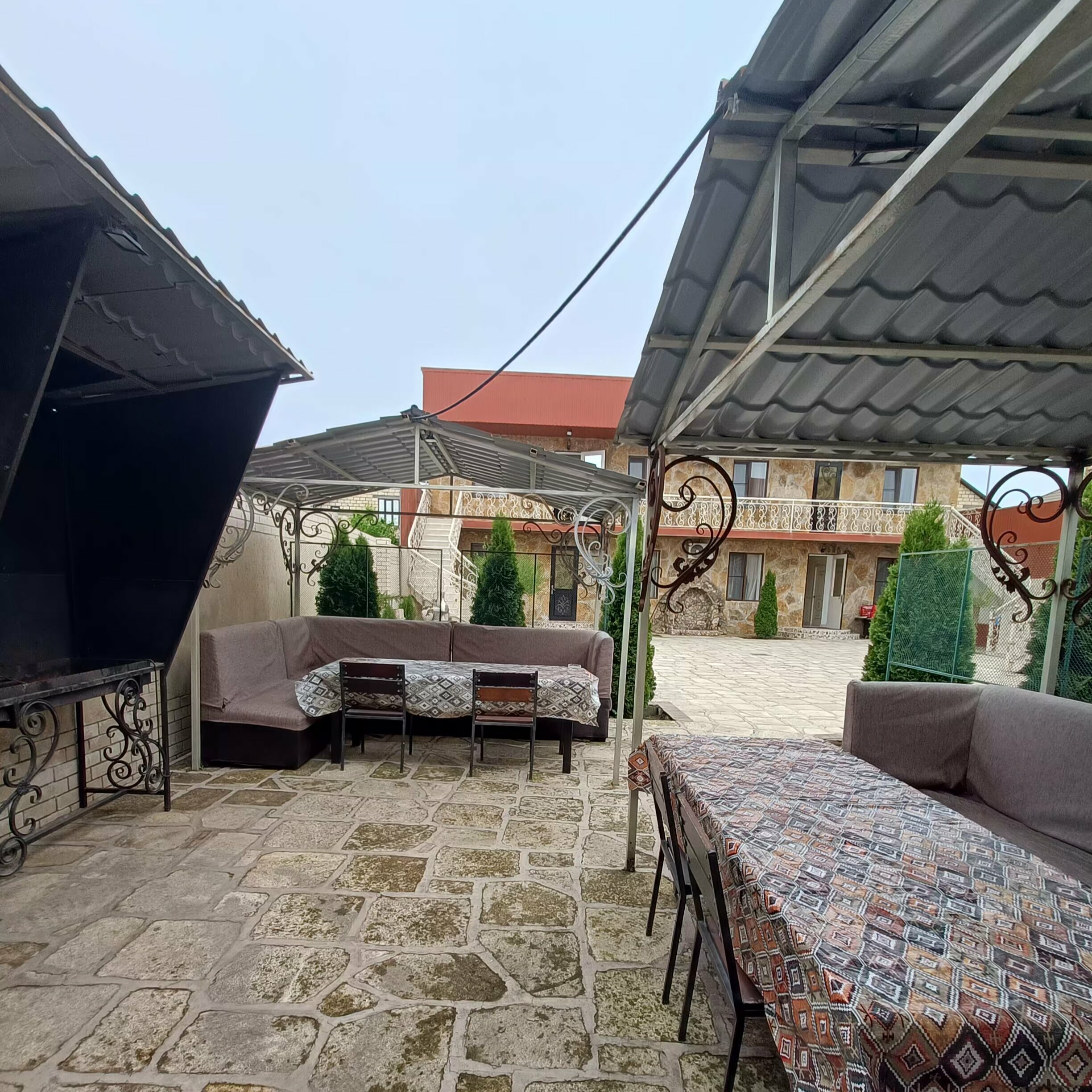 Комната в двухкомнатном номере с двуспальной кроватью и общим санузлом