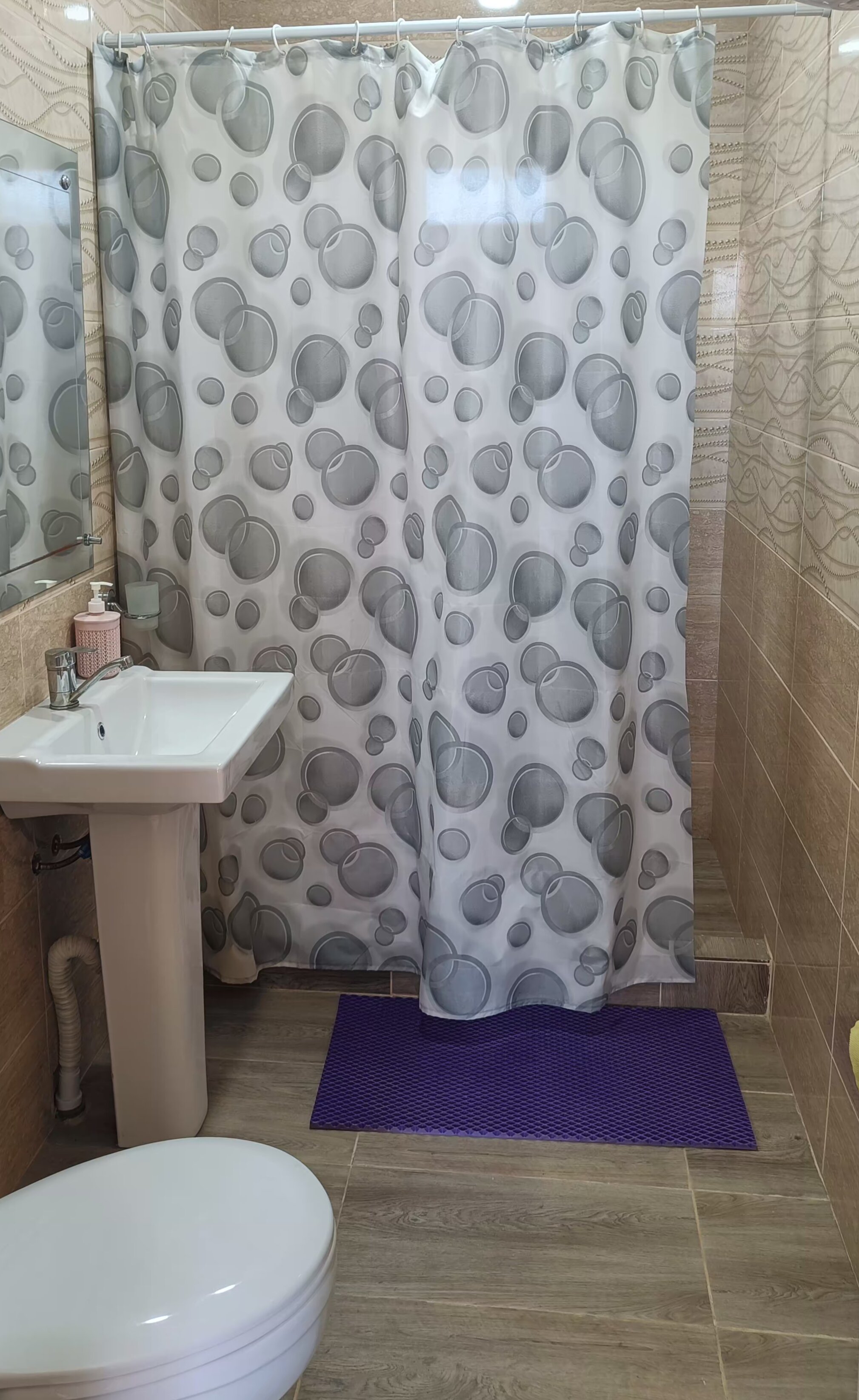 Комната в двухкомнатном номере с двуспальной кроватью и общим санузлом