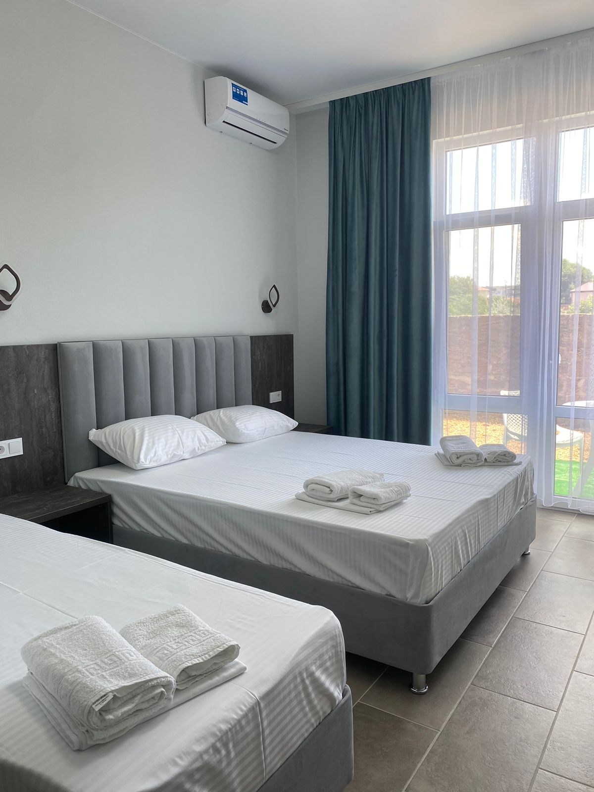 Трехместный номер с балконом