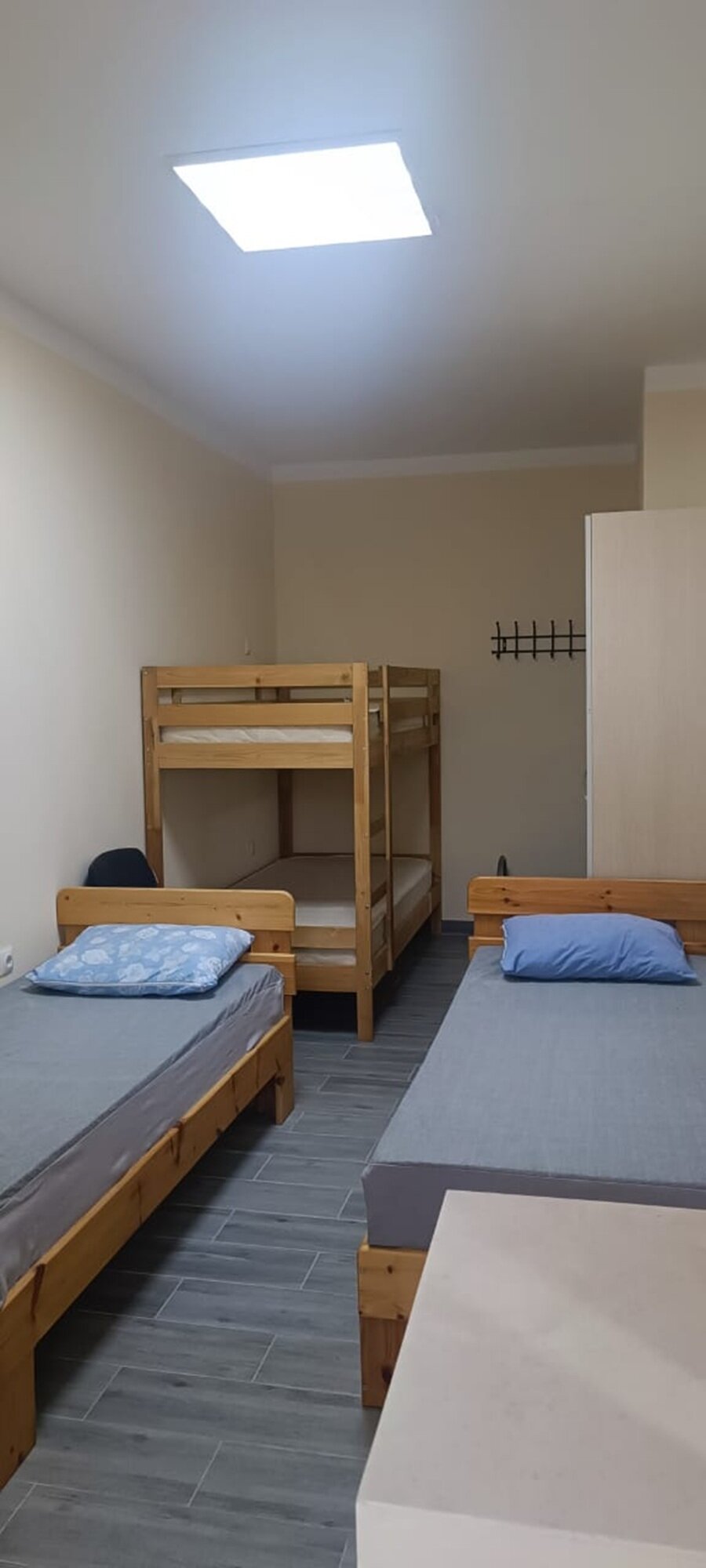 Четырехместный номер эконом-класса с общими удобствами на этаже