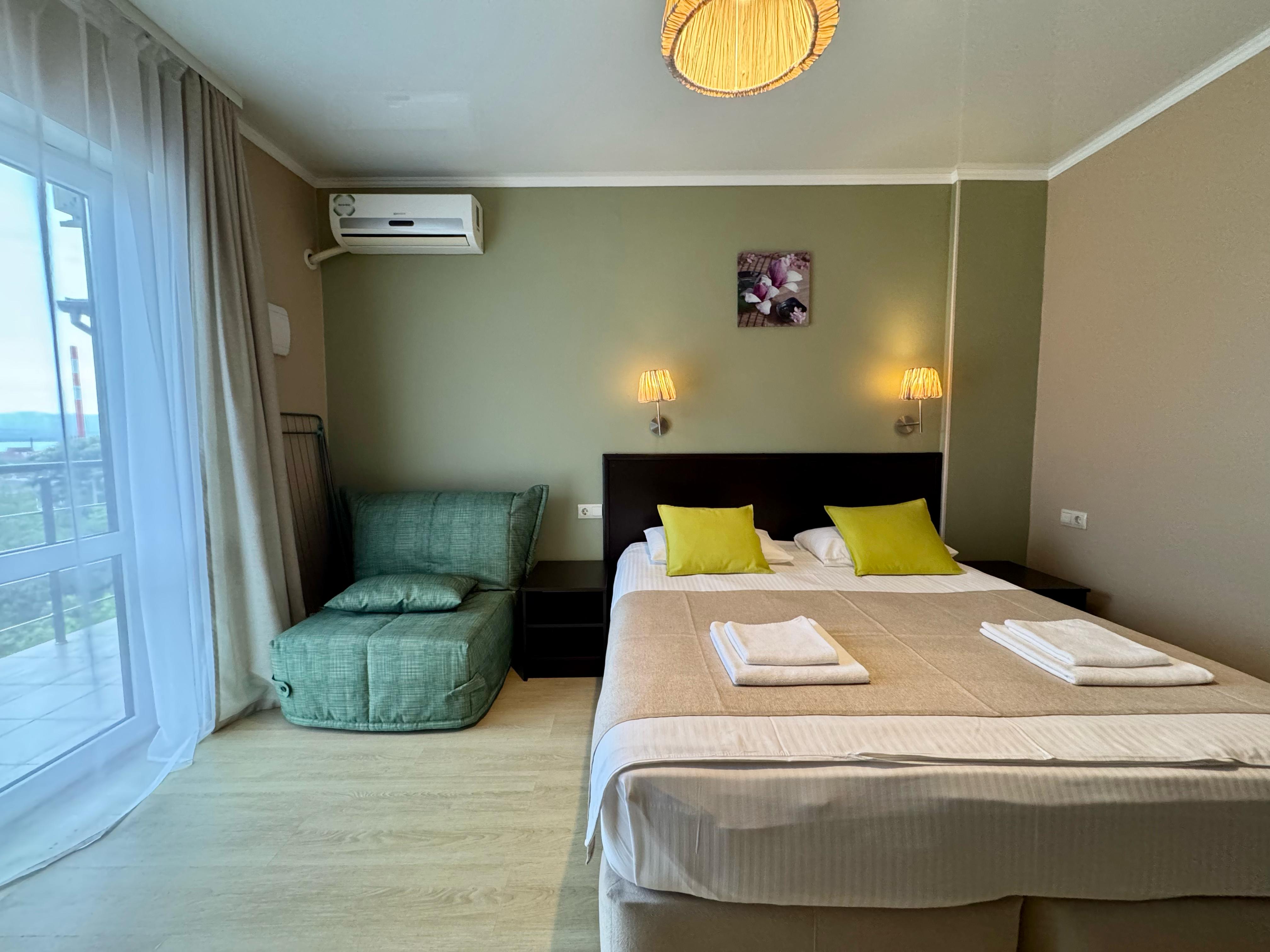 Двухместный с общим балконом и креслом-кроватью