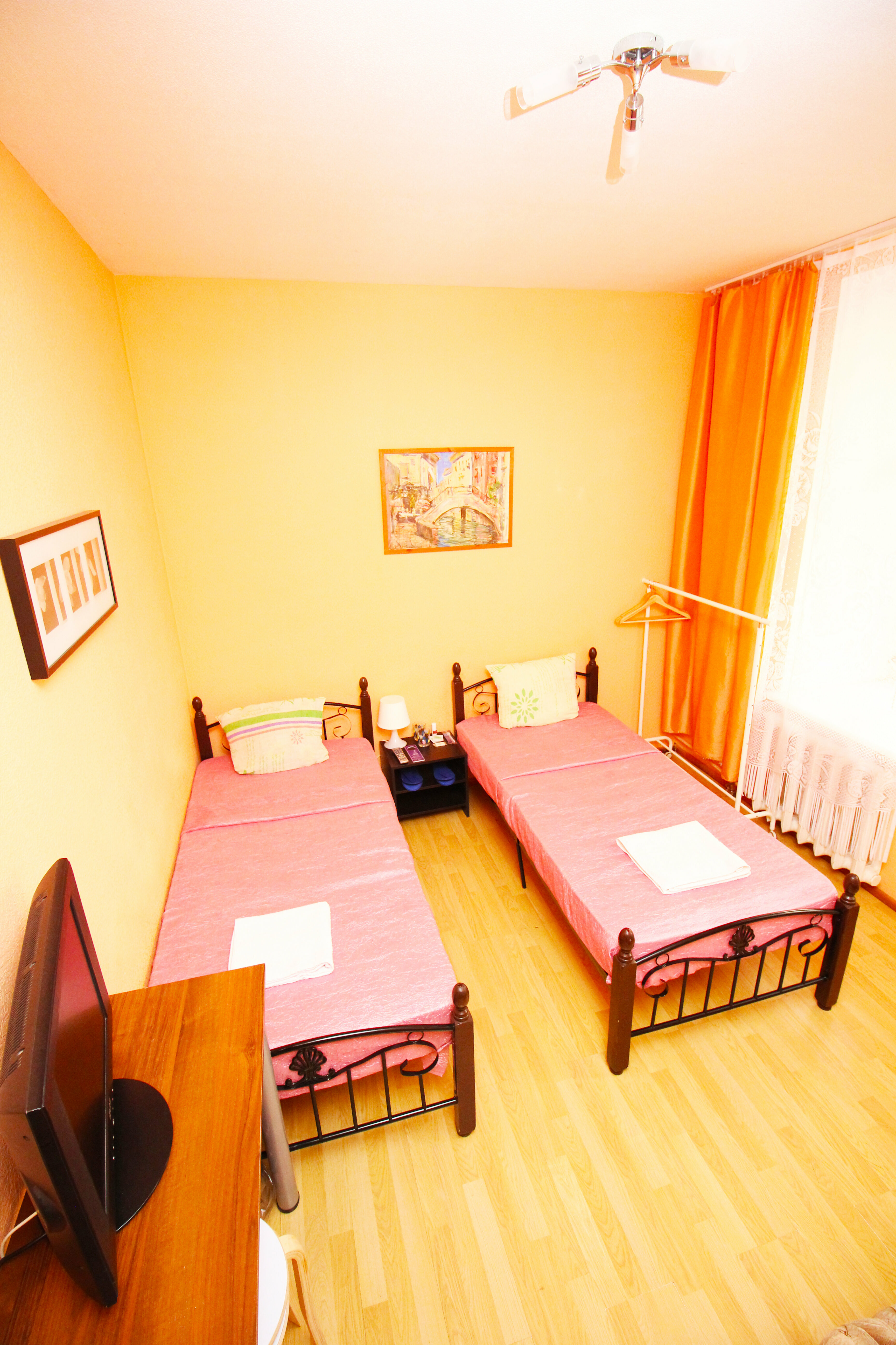 Двухместный номер с 2 отдельными кроватями и общей ванной комнатой