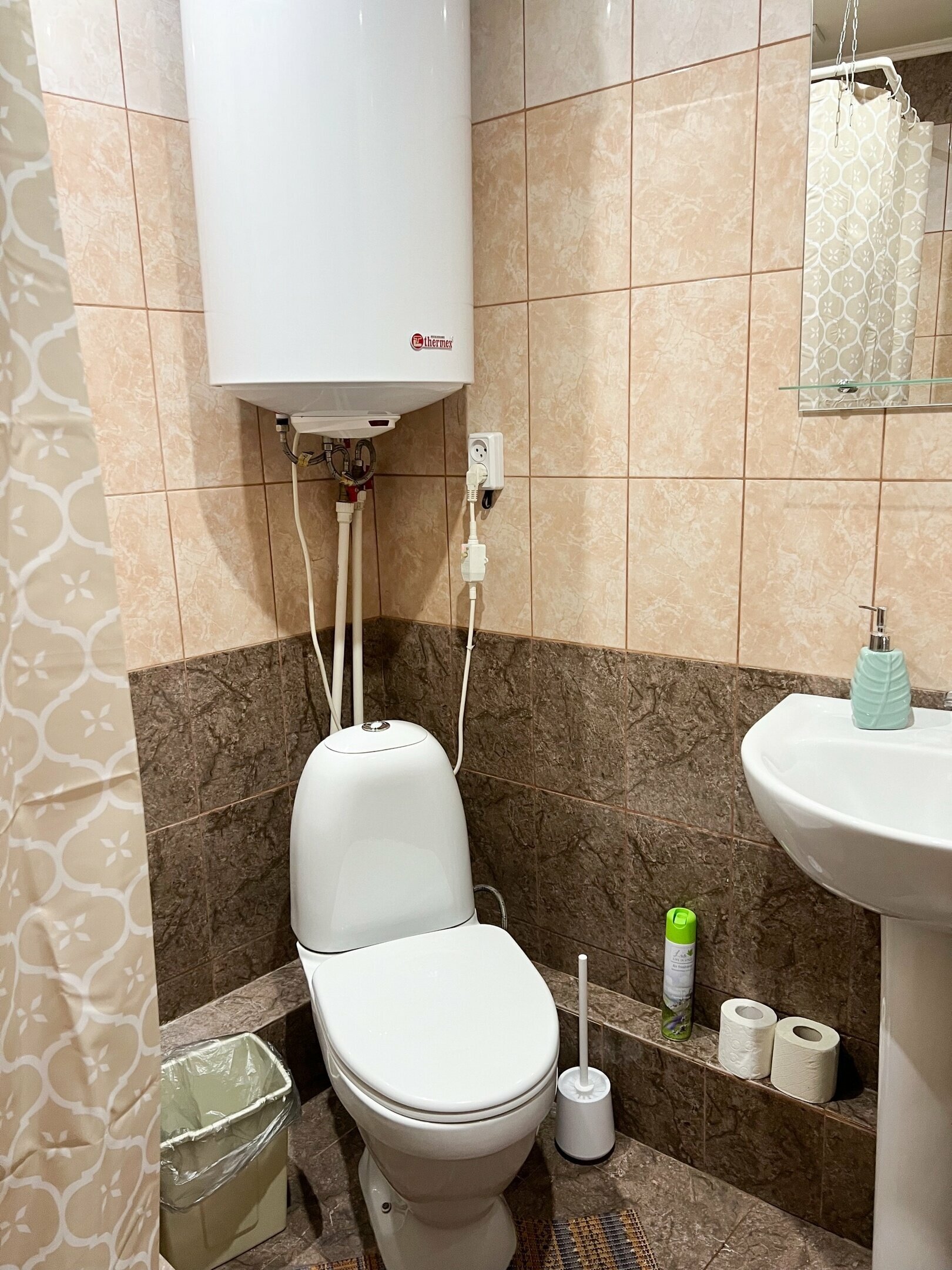 Четырехместный номер с удобствами на втором этаже с балконом