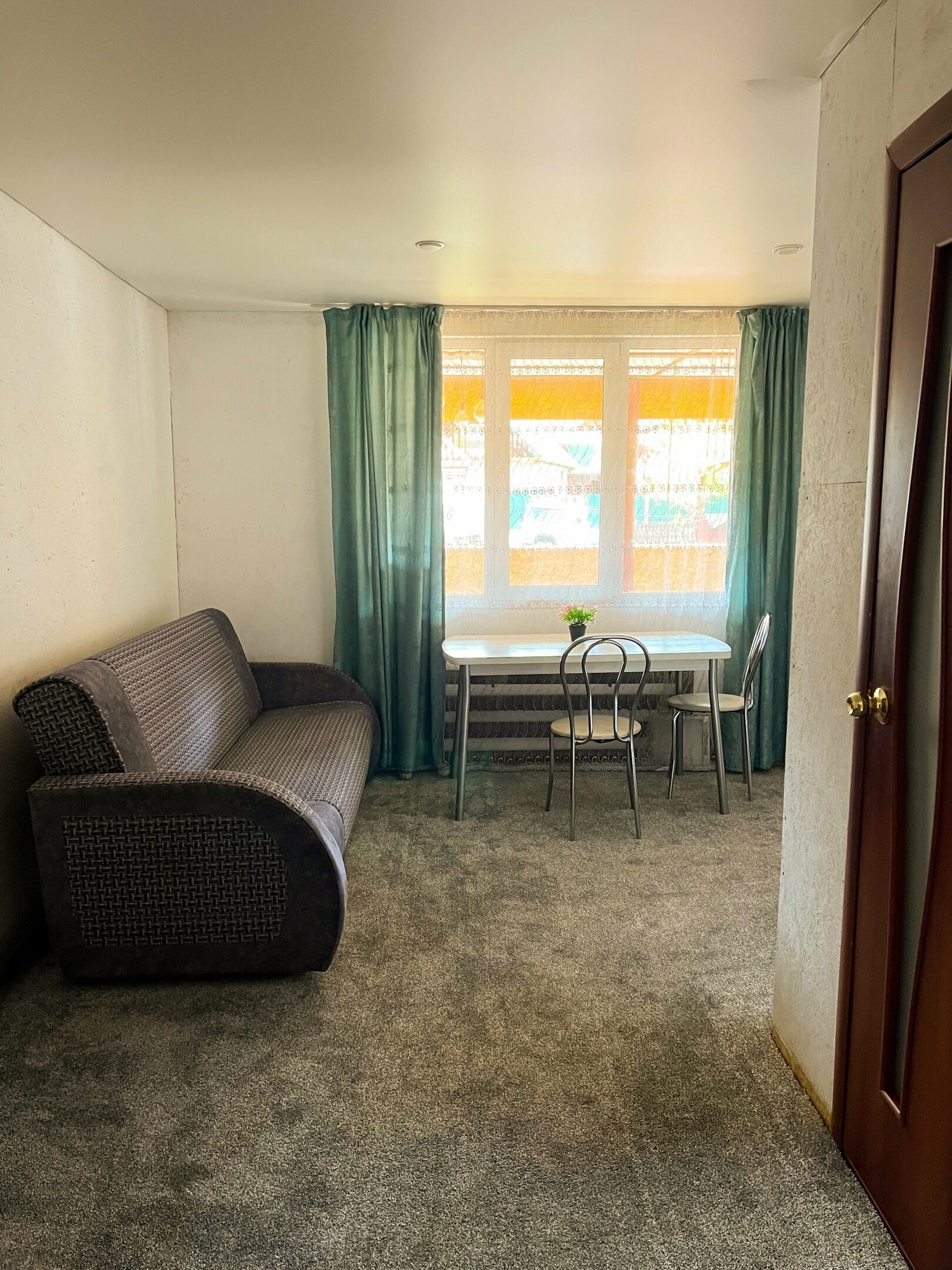 Четырехместный номер с удобствами на втором этаже с балконом