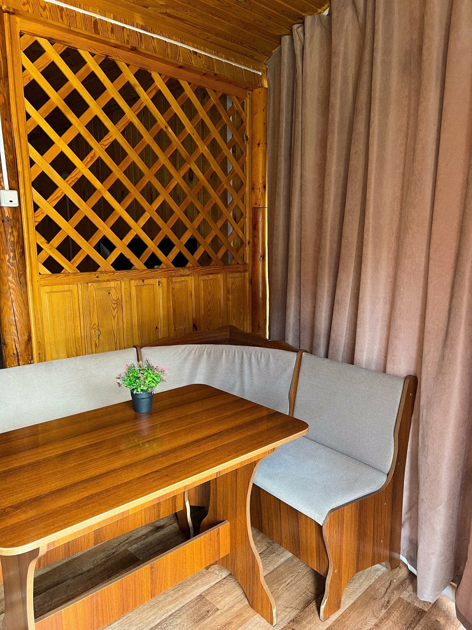 Четырёхместный номер с душем и туалетом на первом этаже с отдельным входом