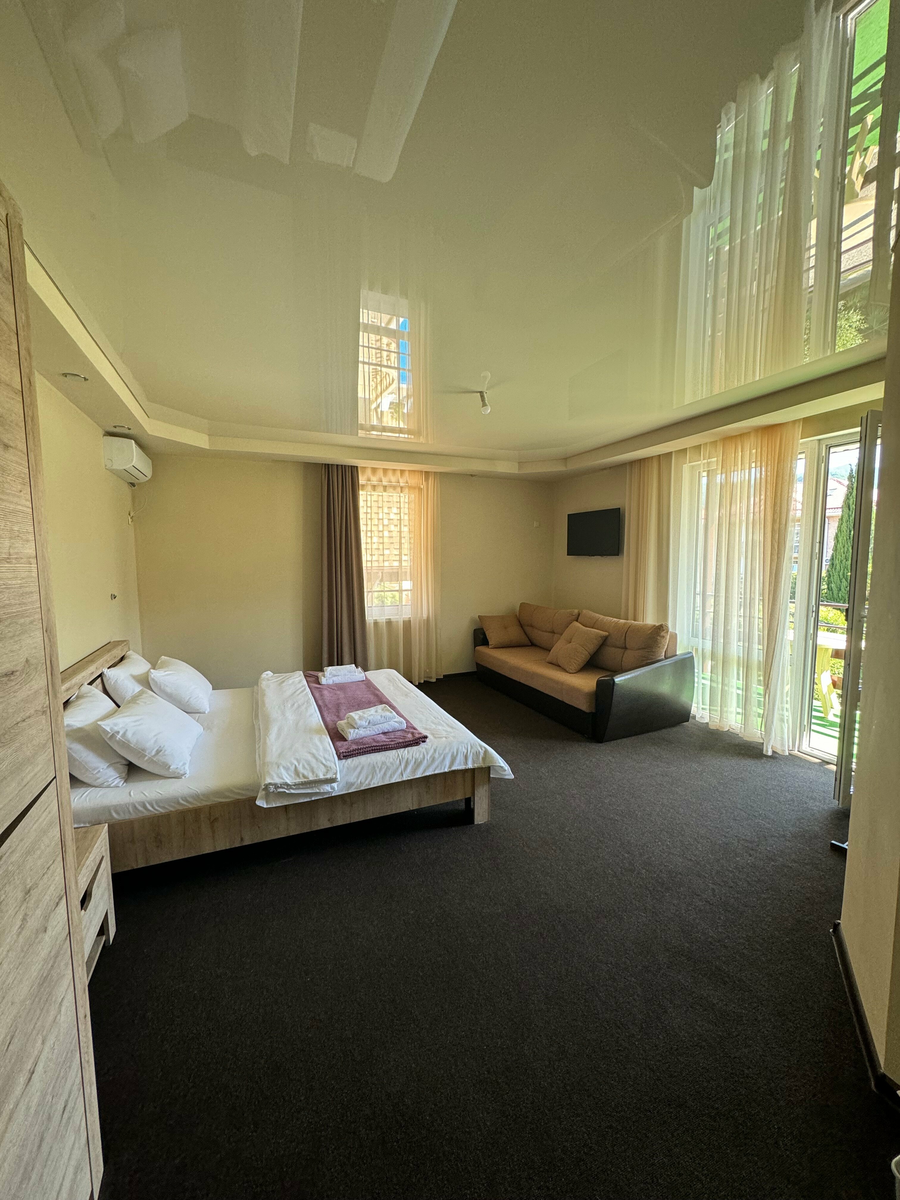 Трехместный номер с балконом