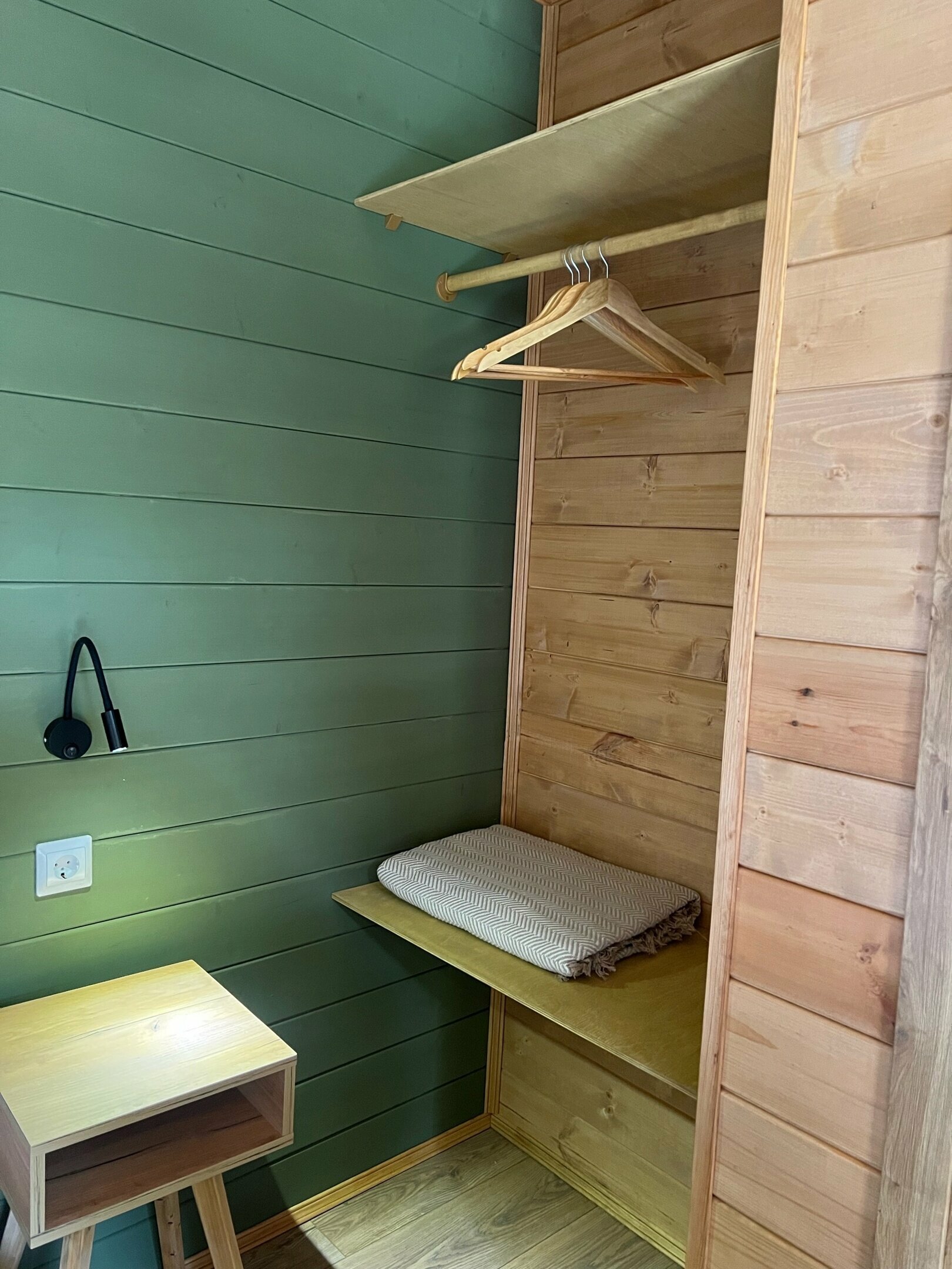 Двухместный номер с двуспальной кроватью и дополнительной кроватью