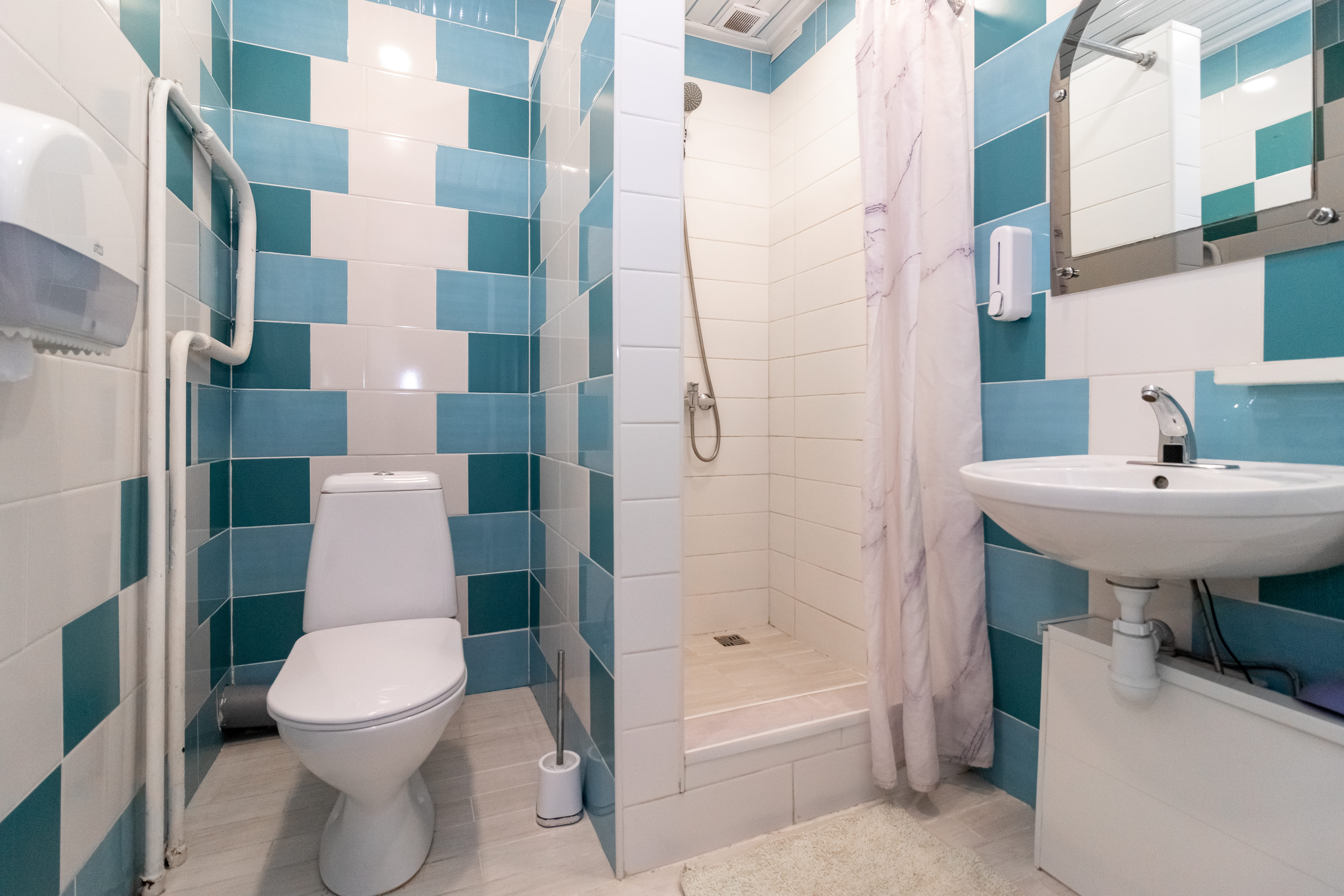 Односпальная кровать в общем номере для женщин