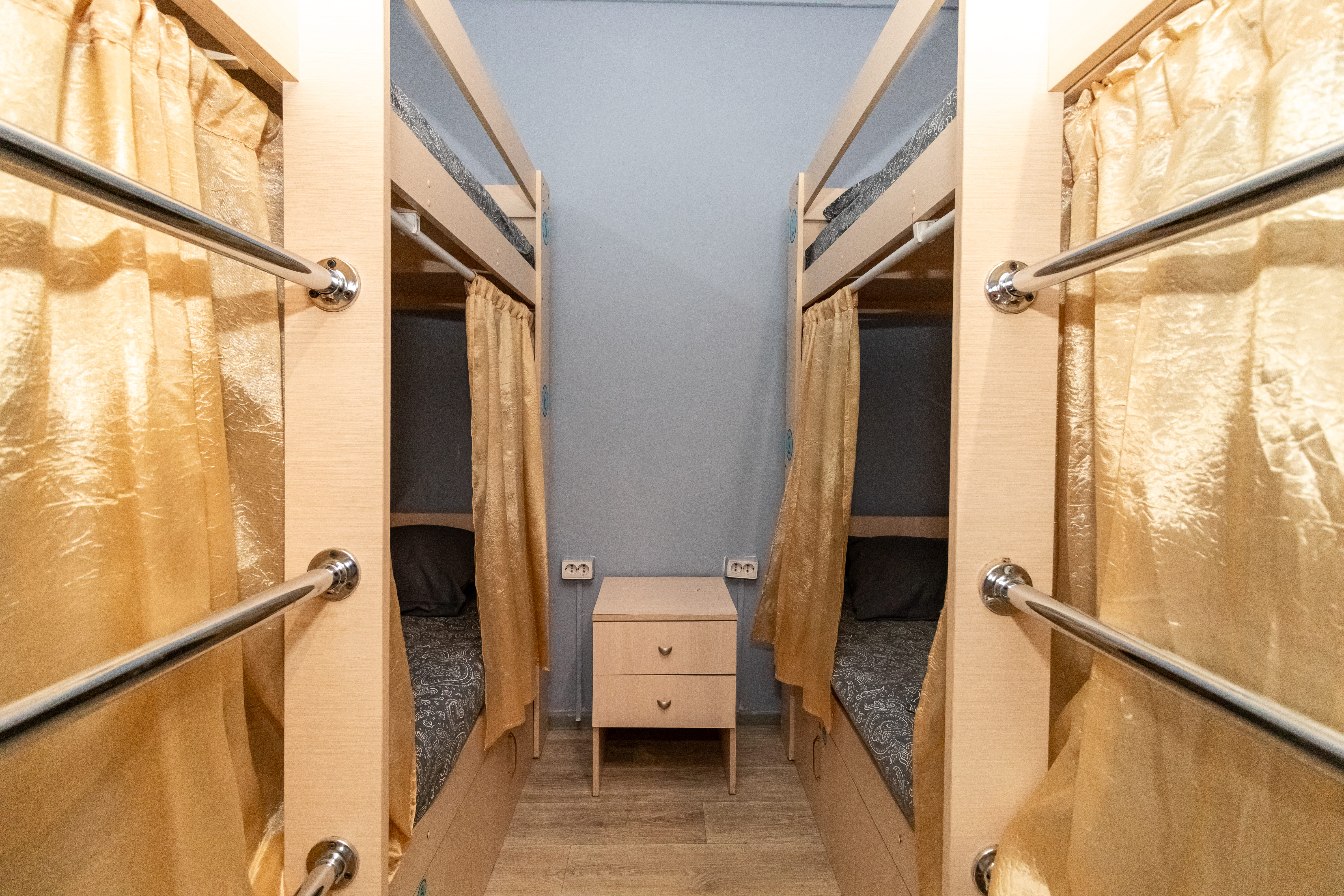 Спальное место на двухъярусной кровати в общем номере для мужчин и женщин