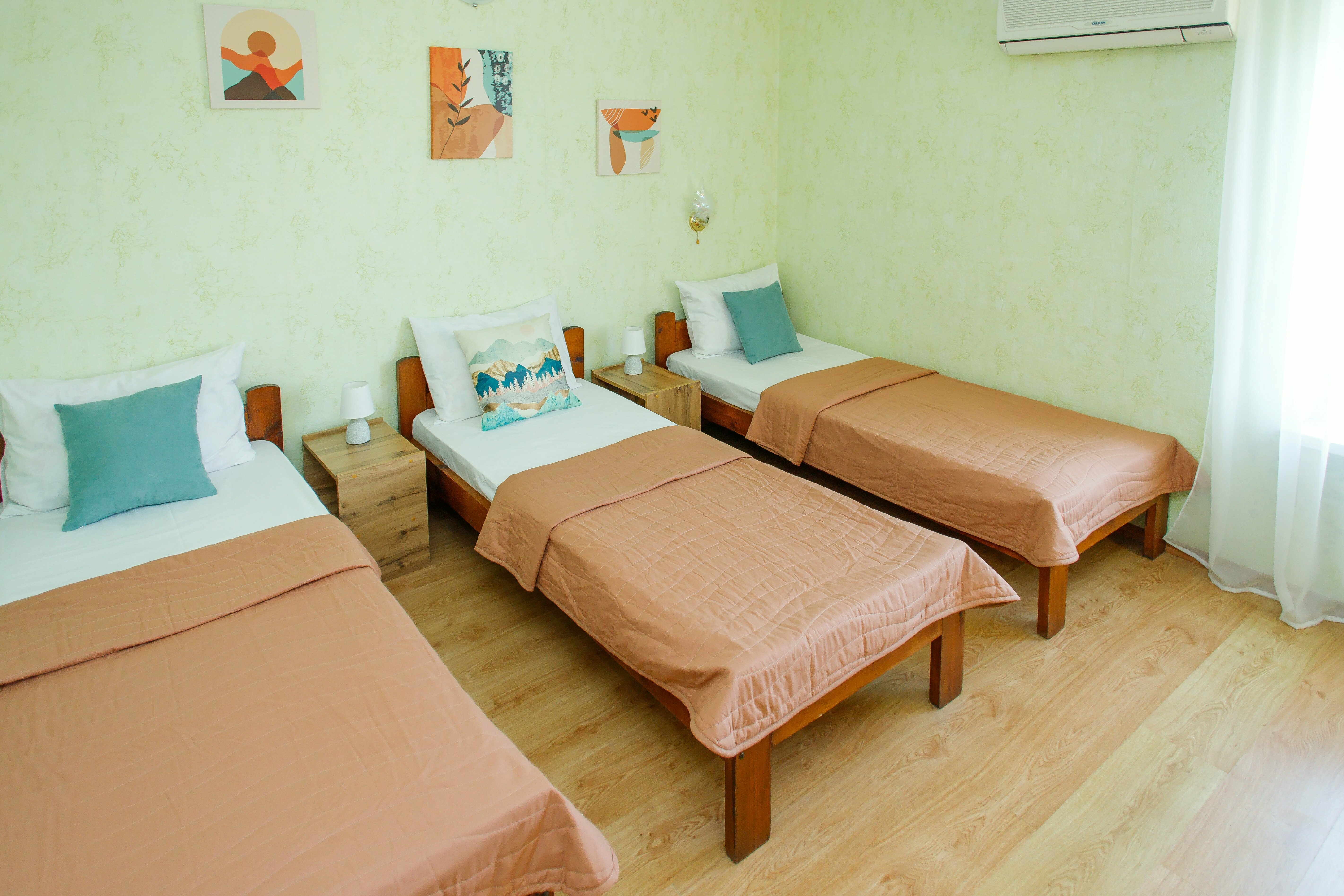 Трехместный номер с общей ванной комнатой