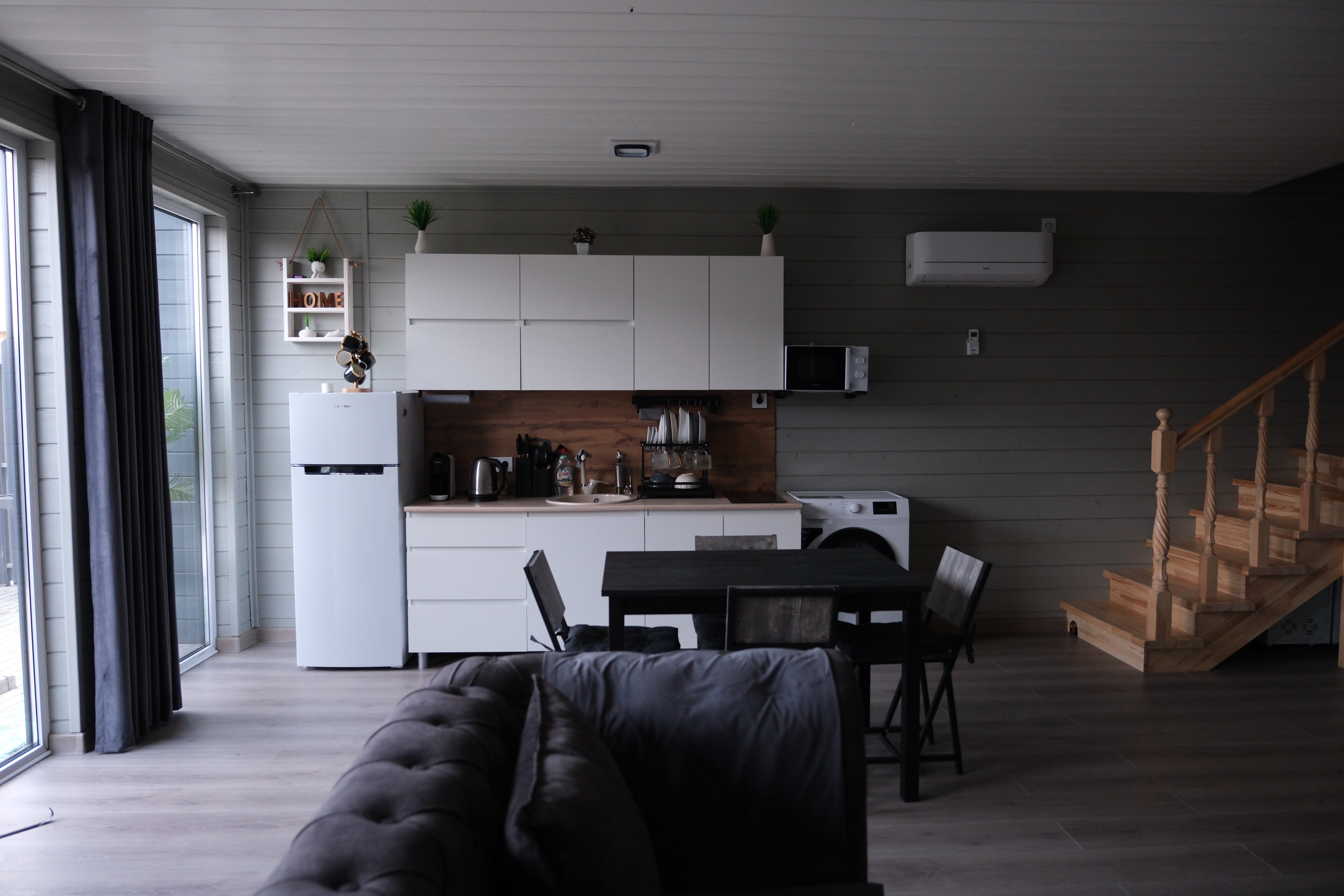 Гостевой домик с одной двухспальной и двумя односпальными кроватями