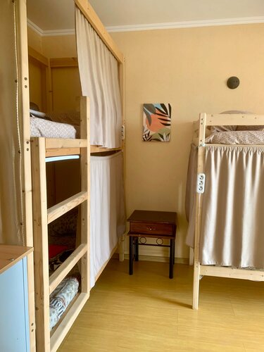 Кровать в общем 6-местном номере для женщин в Ракета