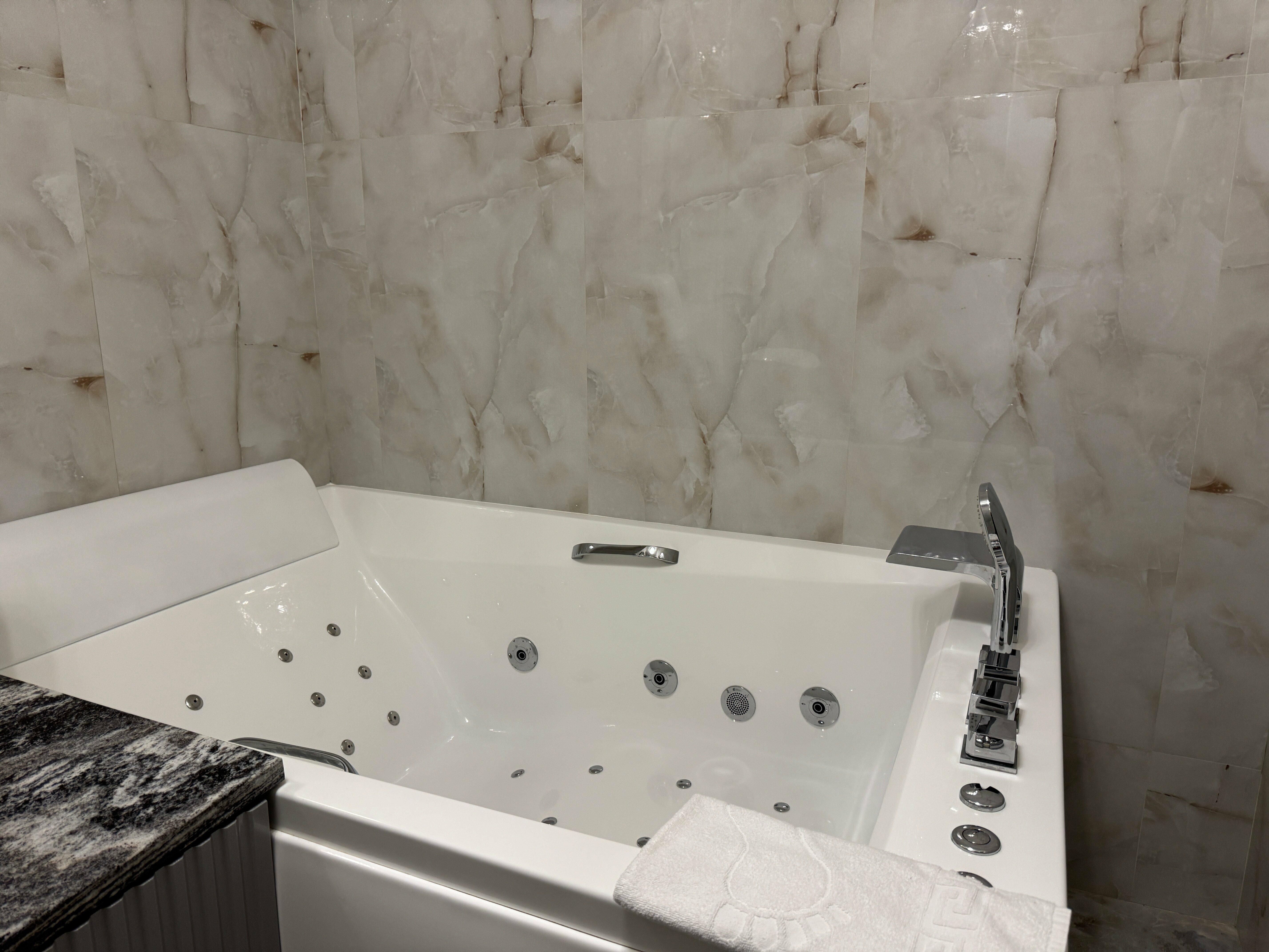 Представительский Люкс с джакузи и кроватью размера "king size"