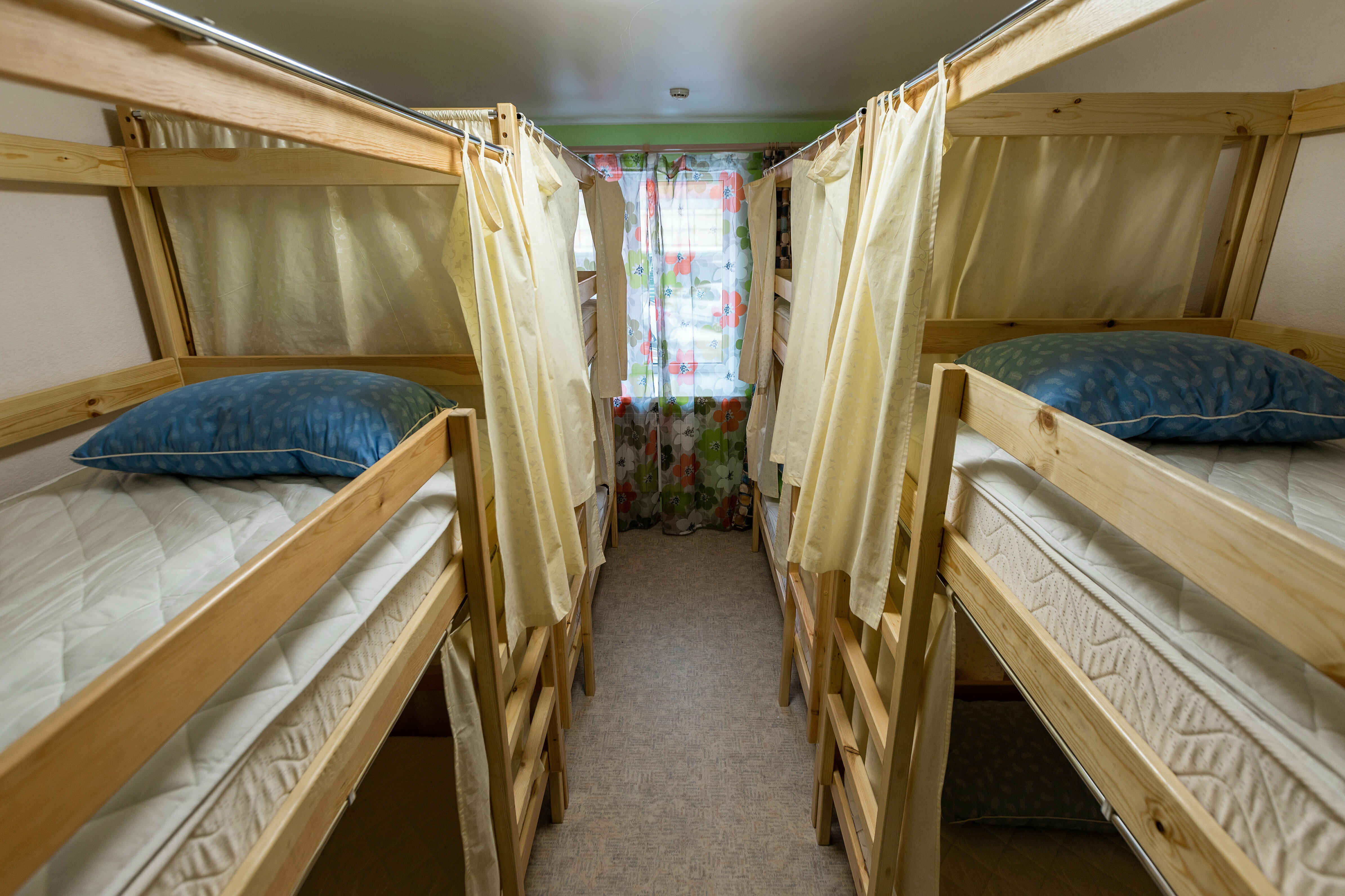 Кровать в общем номере для мужчин с 4 кроватями