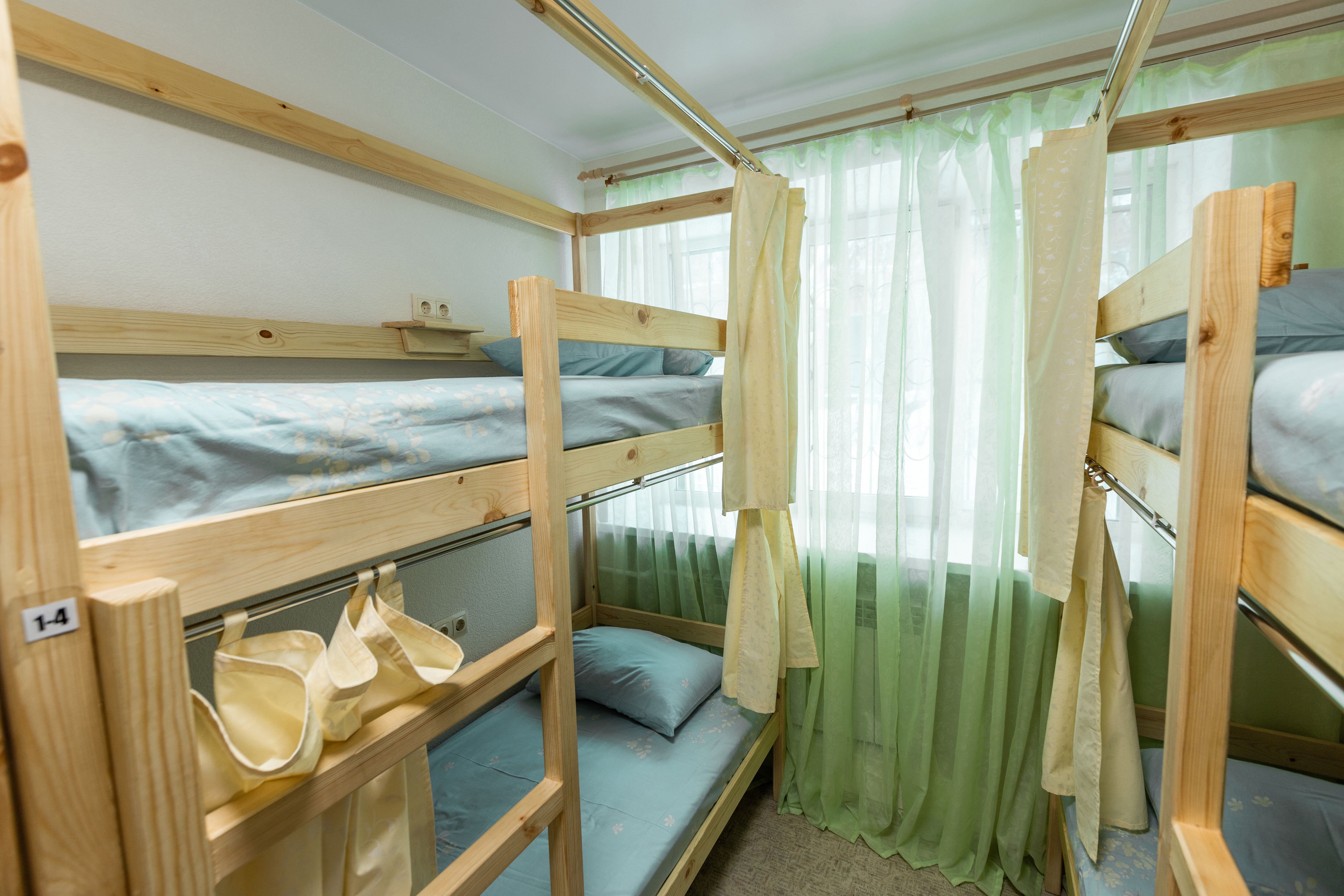 Кровать в общем номере для женщин с 4 кроватями