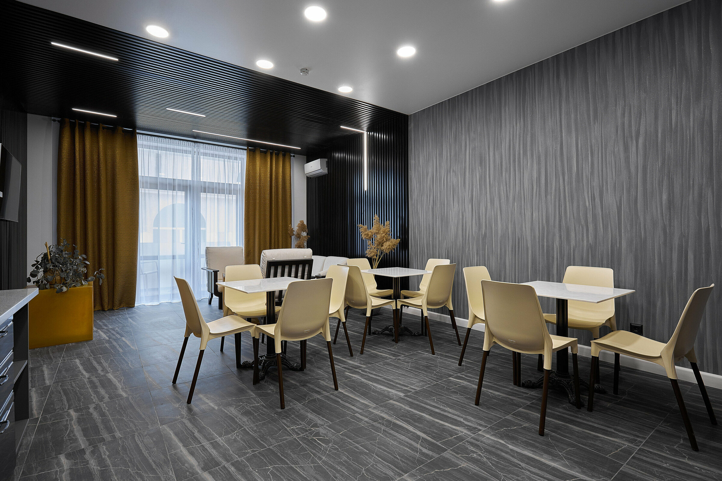 Двухкомнатный номер на первом этаже ( кухня общая)