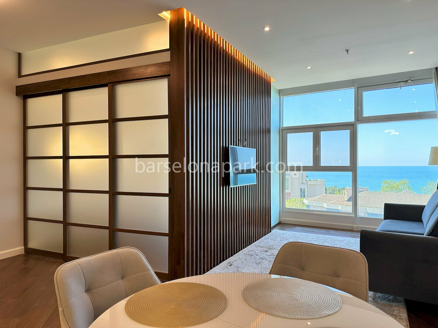 2 комнатный люкс! Прямой вид на море! До пляжа и набережной 5 минут пешком!