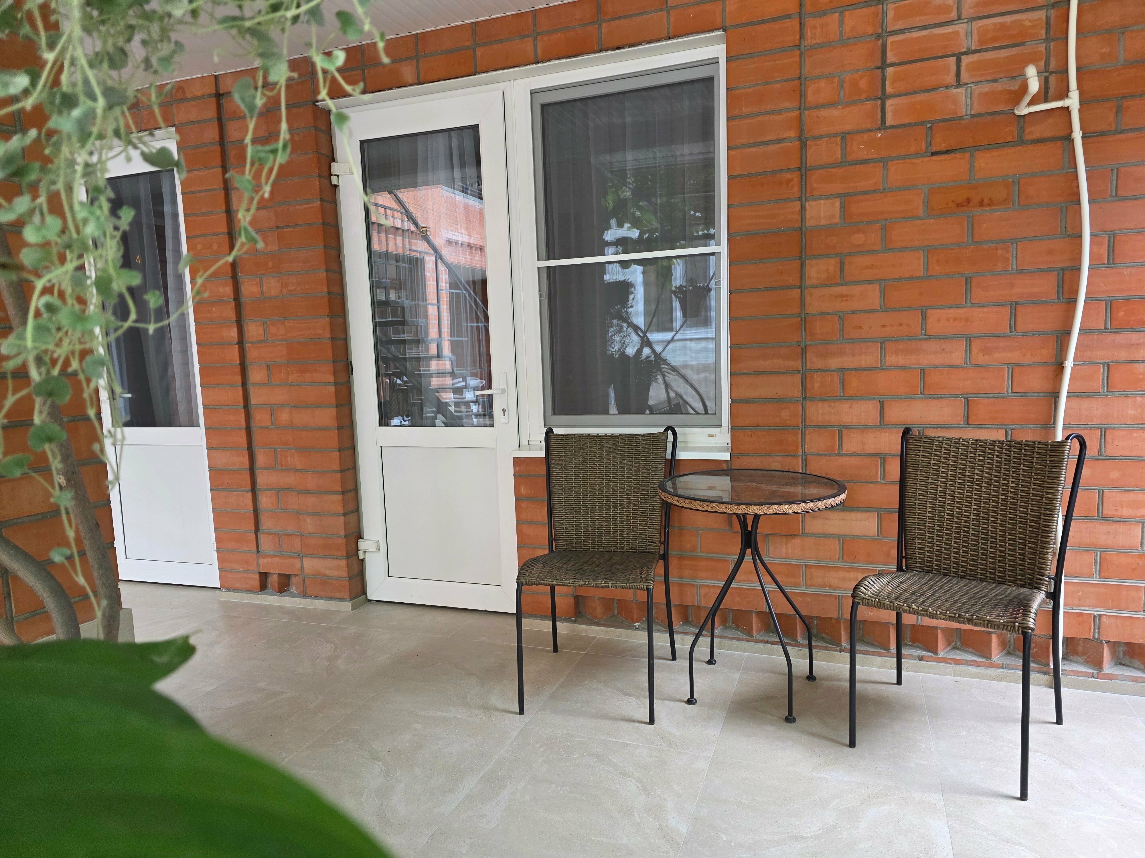 «ПАЛЬМА» ТРЕХМЕСТНЫЙ КОМФОРТНЫЙ  НОМЕР С ДВУМЕСТНОЙ КРОВАТЬЮ, ОДНОМЕСТНЫМ ДИВАНОМ