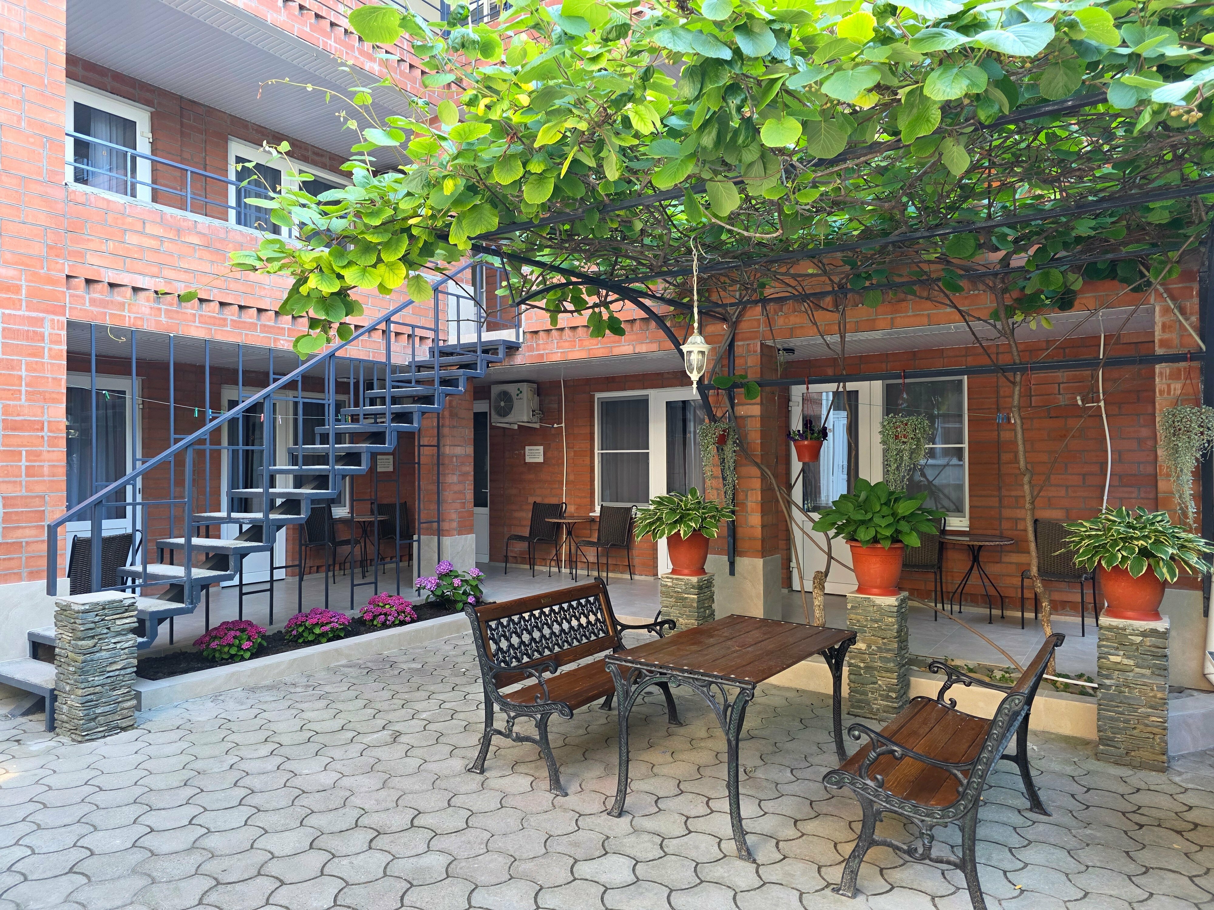 «КОМФОРТ ПЛЮС» С ТЕРРАСОЙ ЧЕТЫРЕХМЕСТНЫЙ  НОМЕР ДВУСПАЛЬНОЙ КРОВАТЬЮ И  ДИВАНОМ