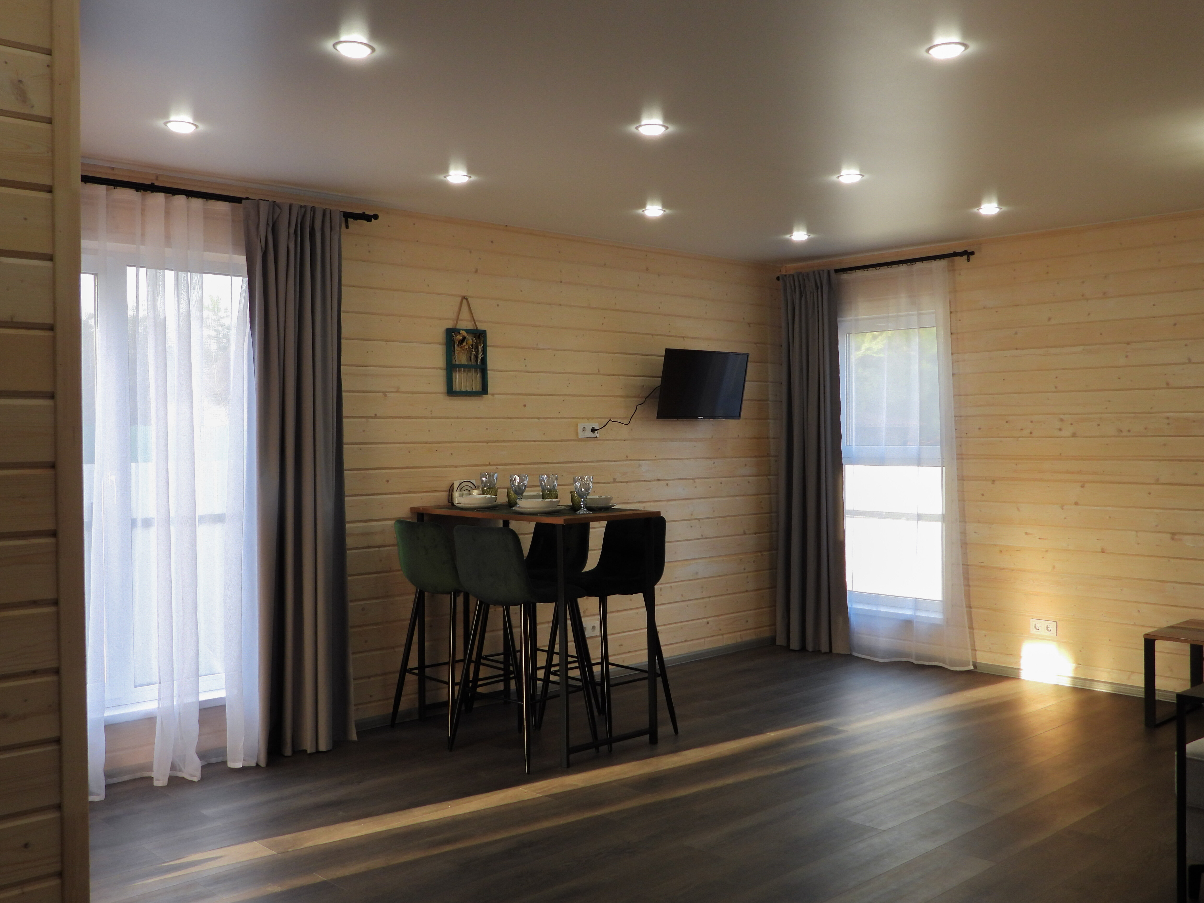 Домик у пруда