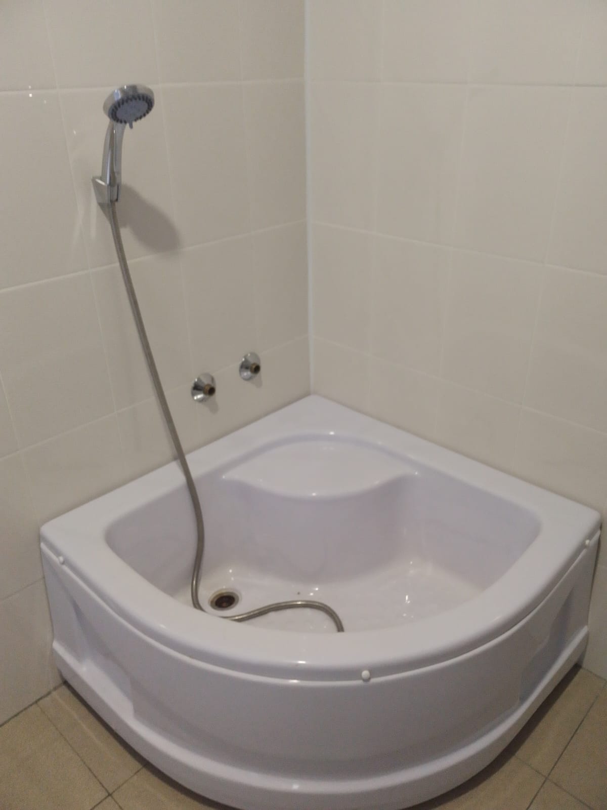 Кровать в общем номере с 6 кроватями с общей ванной