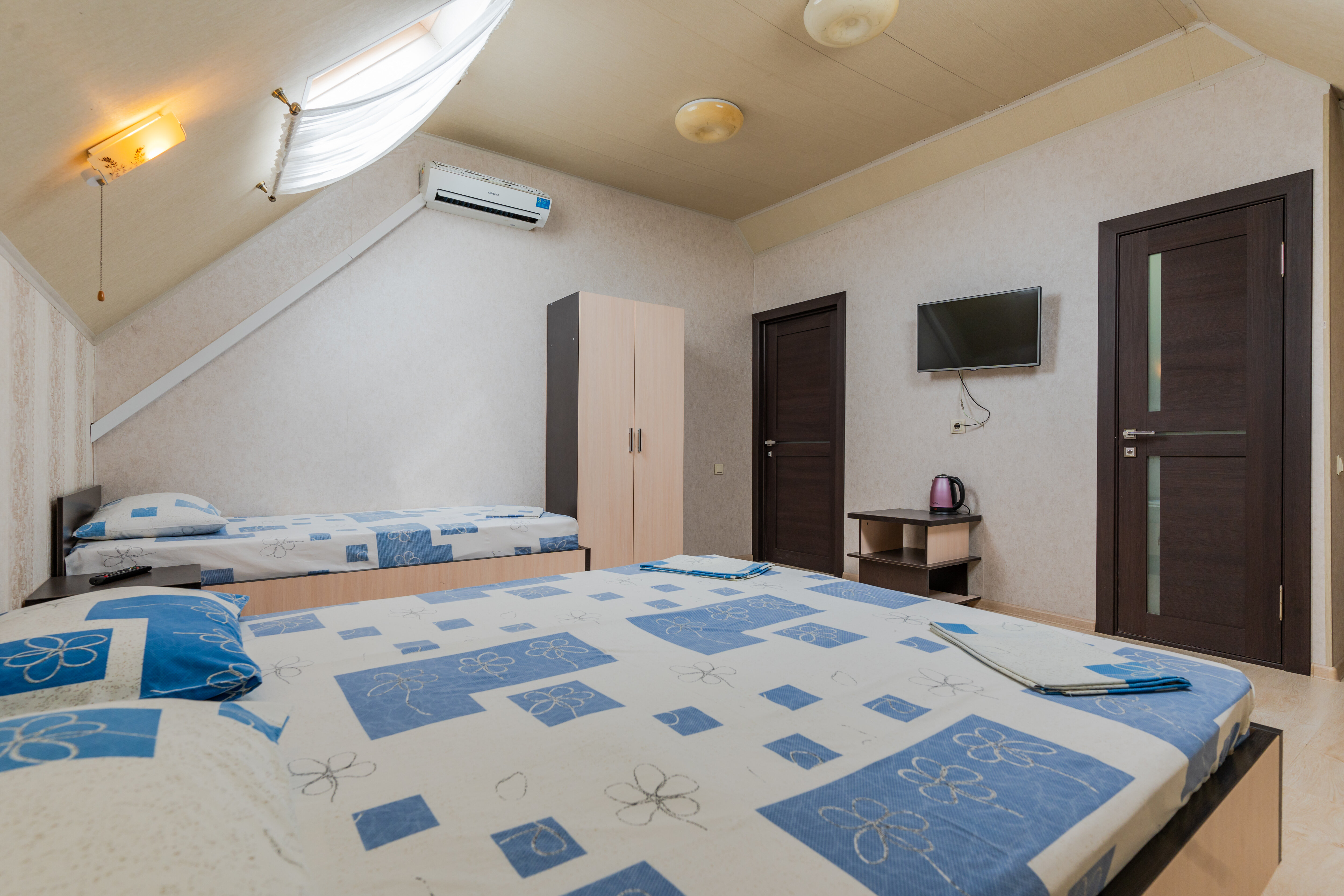 Трехместный номер «Комфорт» с душем