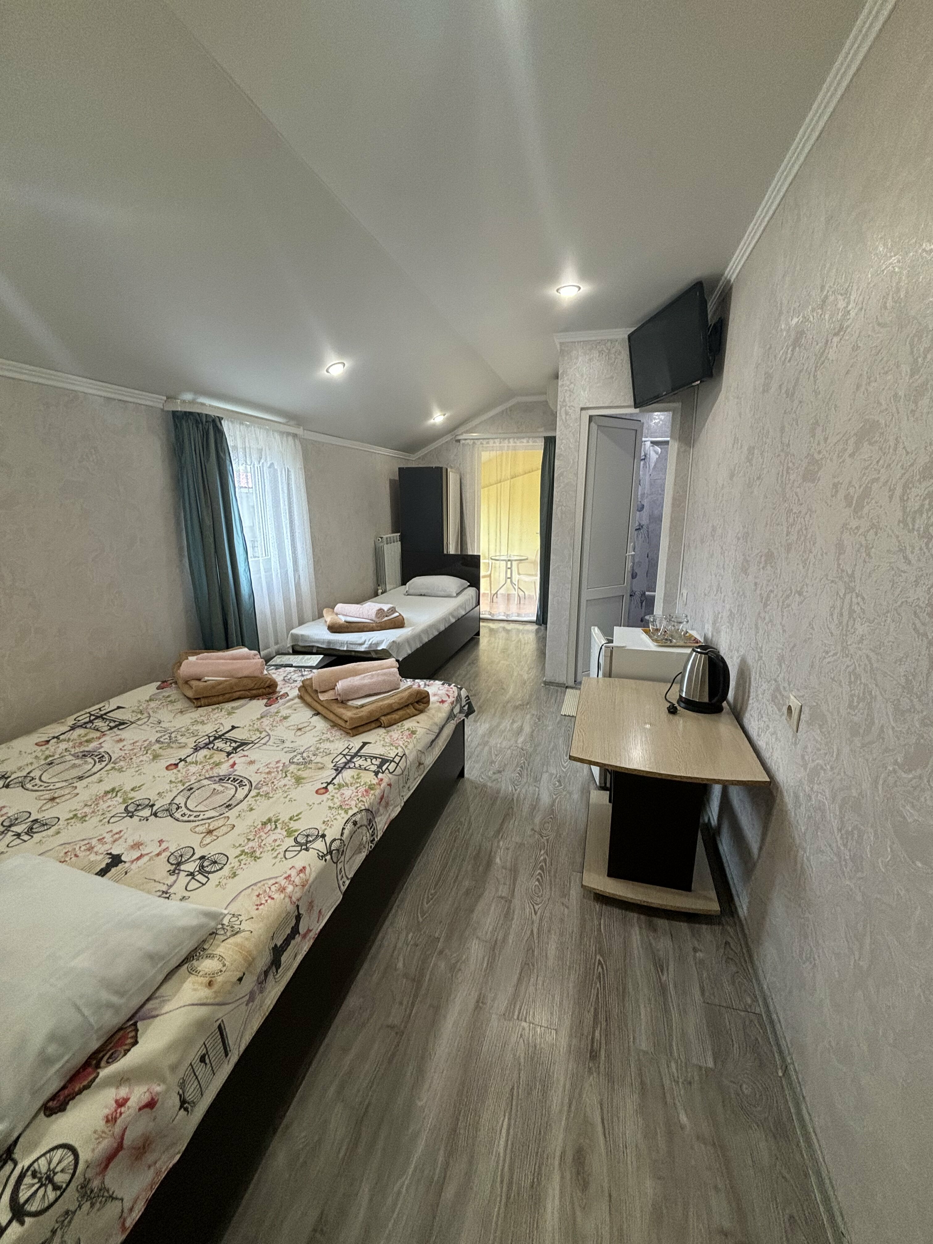 Трехместный номер с балконом