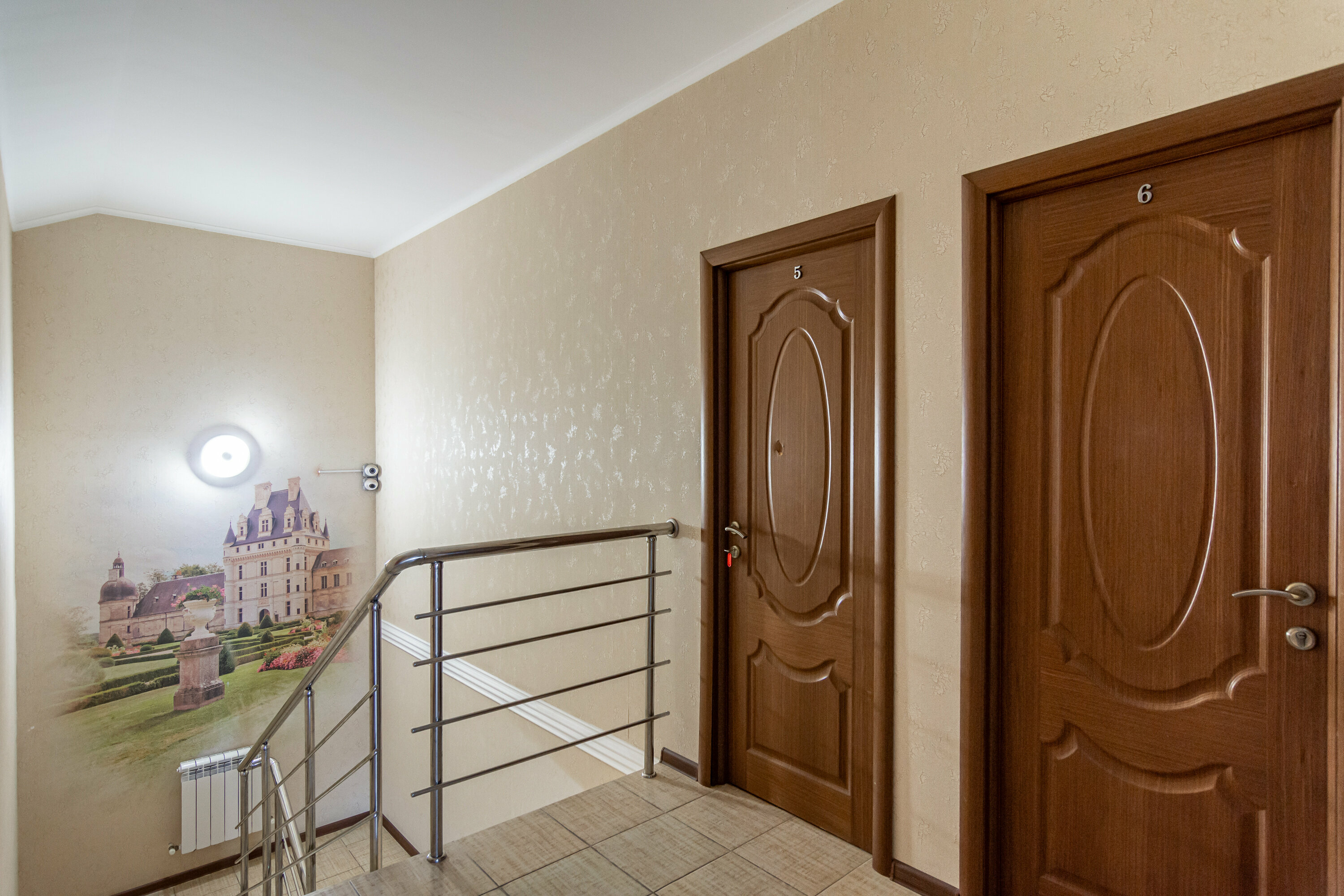 Двухместный номер эконом с видом на море и санузлом на 2 номера, на этаже.