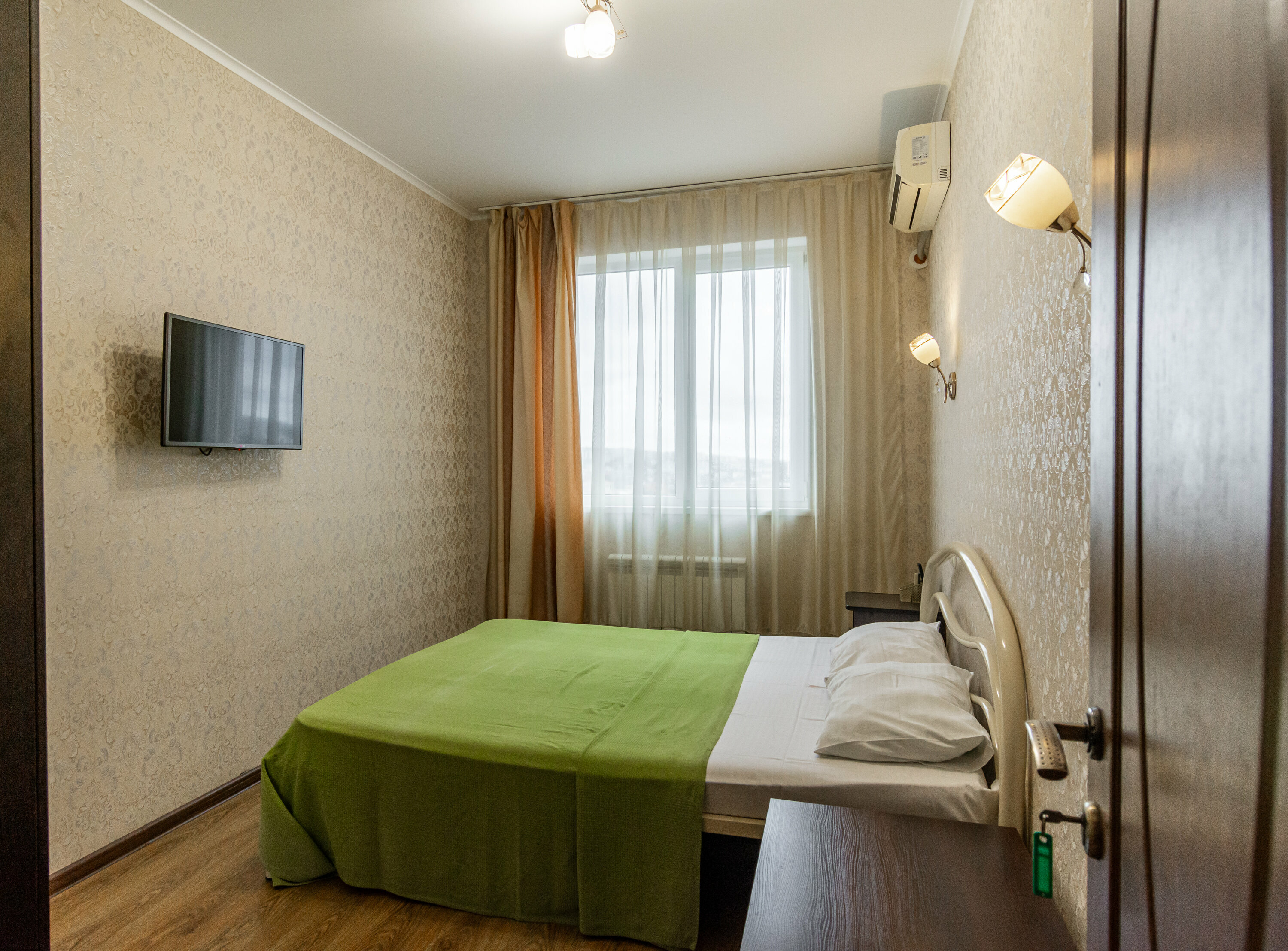 Двухместный номер эконом с видом на море и санузлом на 2 номера, на этаже.