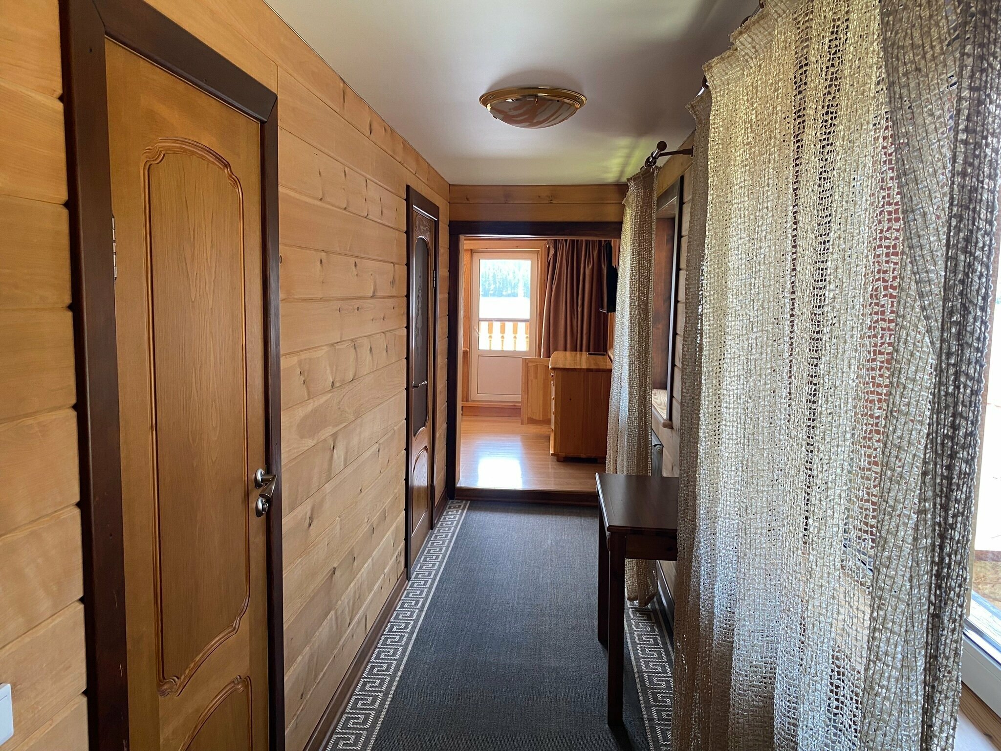 Двухкомнатный номер с балконом и видом на озеро