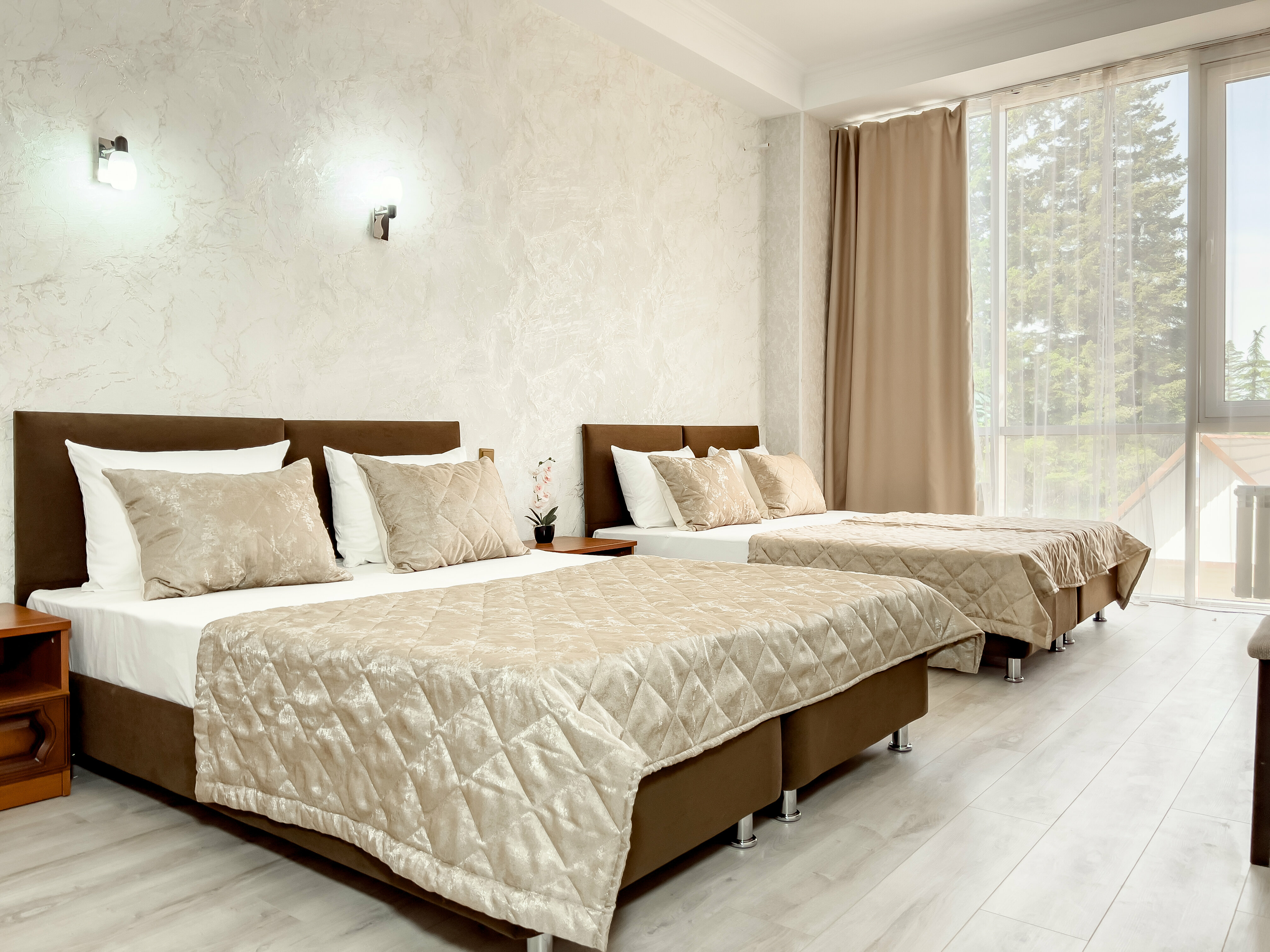 СТУДИЯ с панорамными окнами и видом на горы