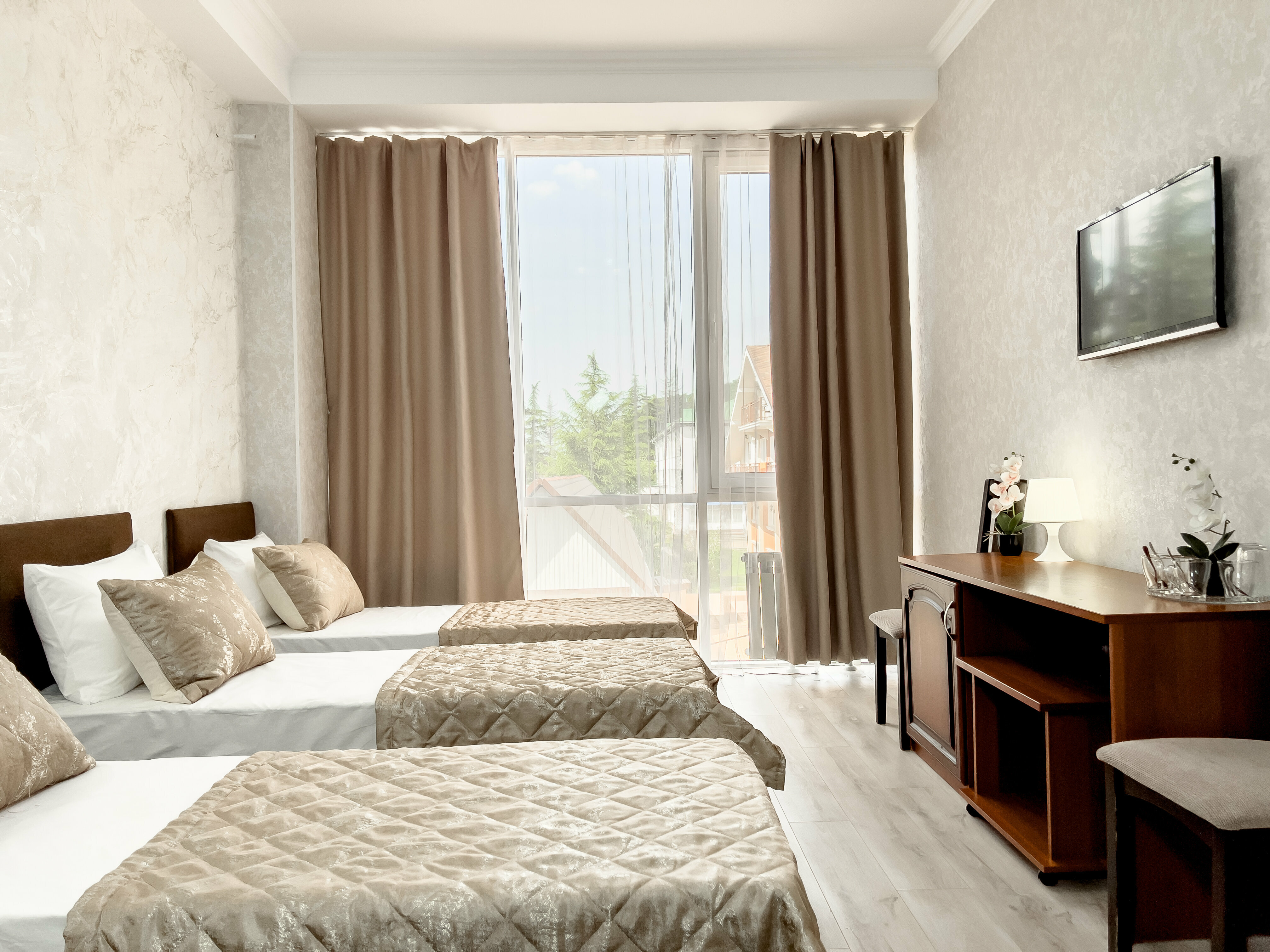 СТУДИЯ с панорамными окнами и видом на горы