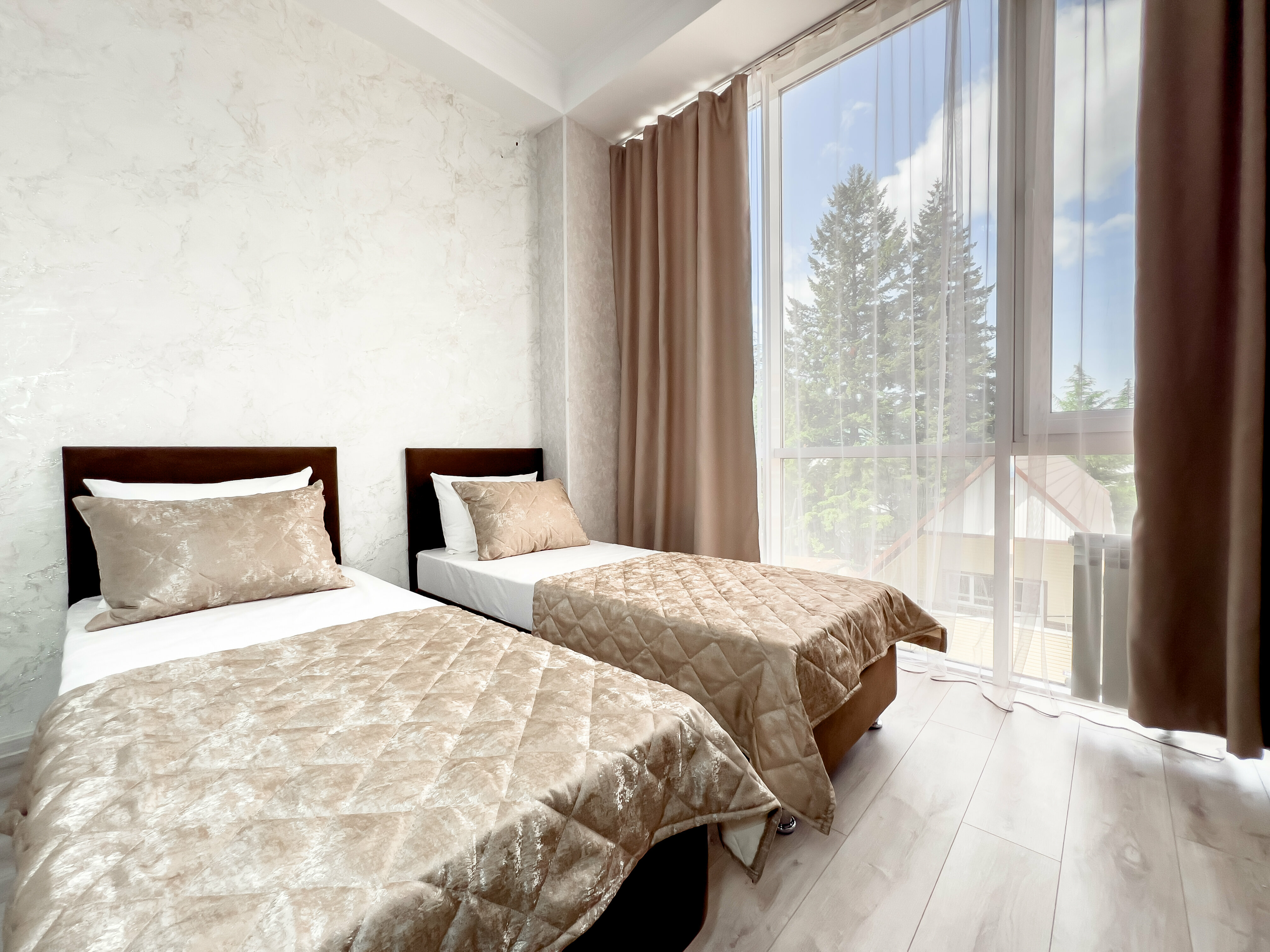 СТУДИЯ с панорамными окнами и видом на горы