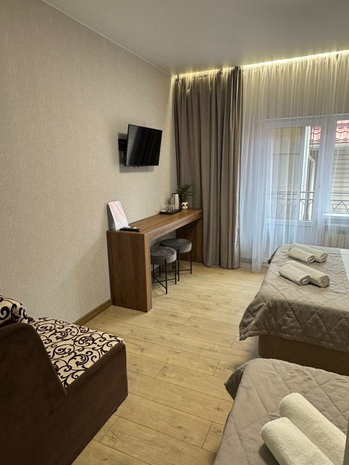 (№39) 3-х местный с балконом, двуспальная и  односпальная кровати , третий этаж