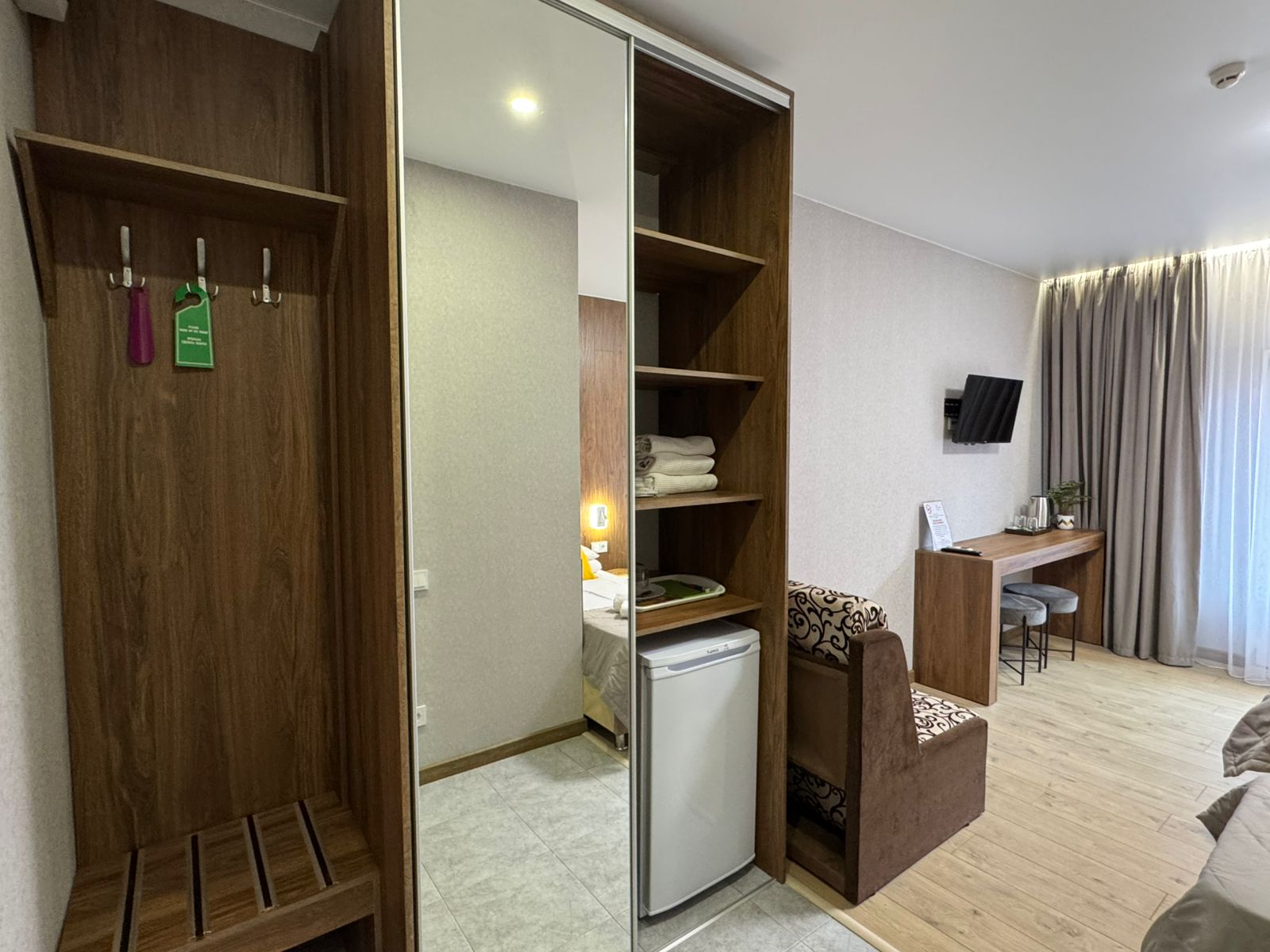 (№39) 3-х местный с балконом, двуспальная и  односпальная кровати , третий этаж